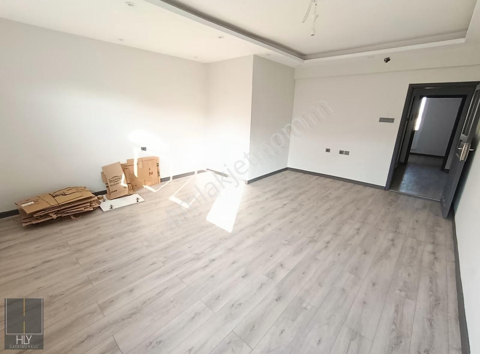 Hly Gayrimenkul'den Kasaplar Mah. Soma Caddesi Kiralık 2+1 Daire - Görsel 3