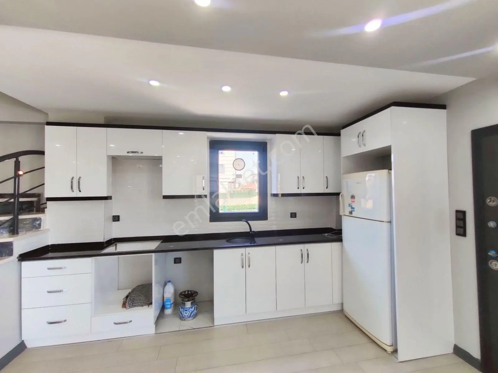 Kartallar'dan Büyük Müstakil Villa.geniş Salon Ferah Odalı 4+1. - Görsel 3