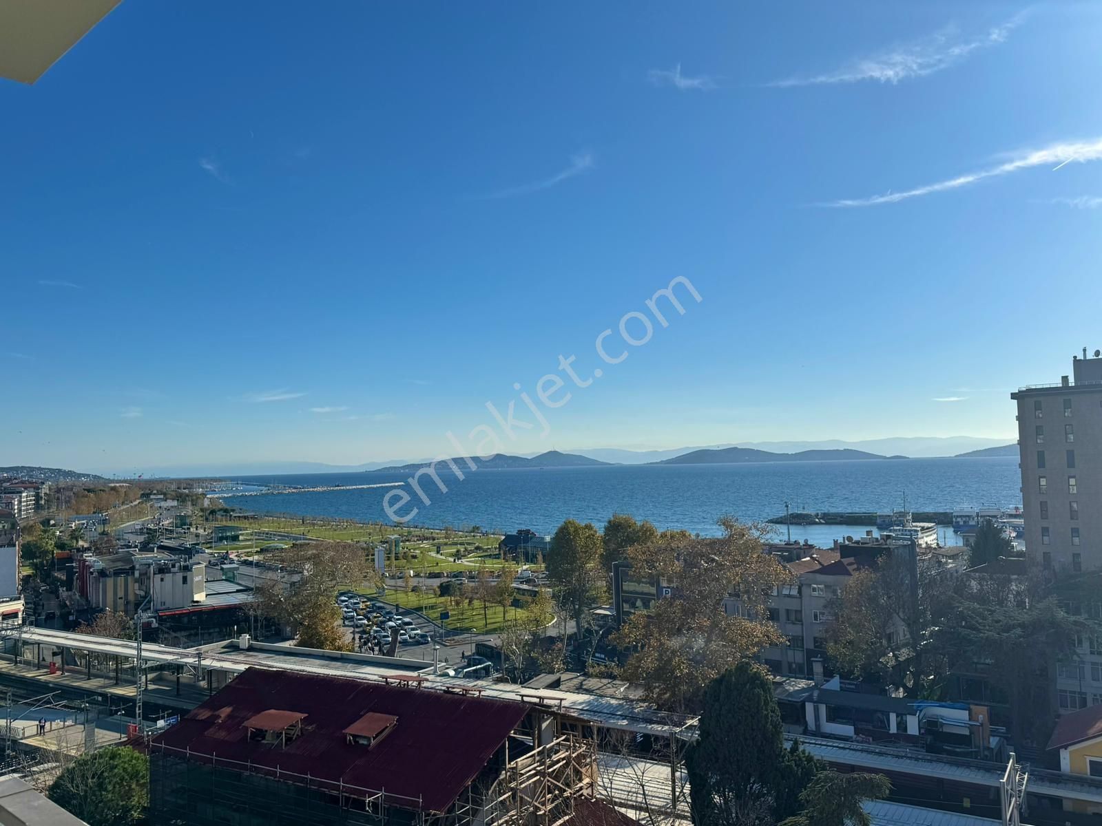 Bostancı'da Kapanmaz Deniz Manzaralı Satılık 3+1 Balkonlu Daire