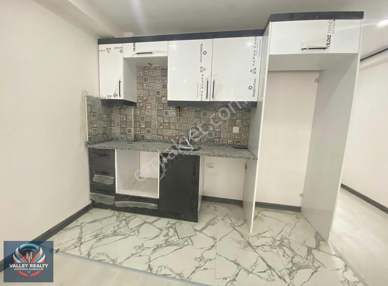 Kemalettin Mah. Kocatepe Camii Civarı,sıfır,1+1,iskanlı