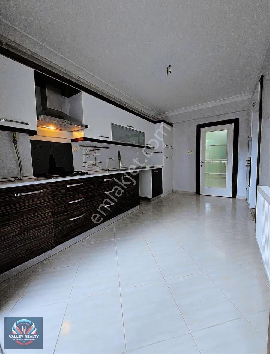 Valleyden Hürriyet Mah.ferah Ve Modern 3+1 Satılık Daire!!