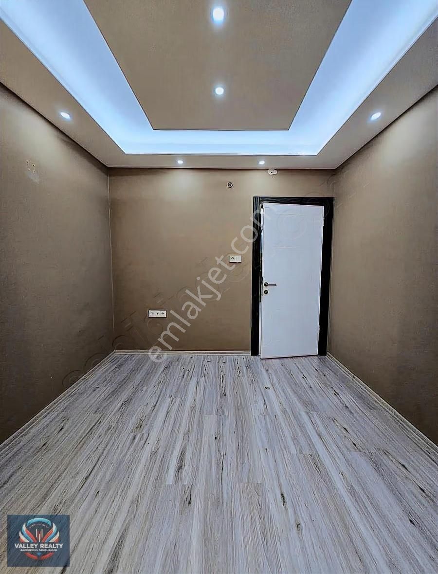 Valleyden Hürriyet Mah.ferah Ve Modern 3+1 Satılık Daire!! - Görsel 3