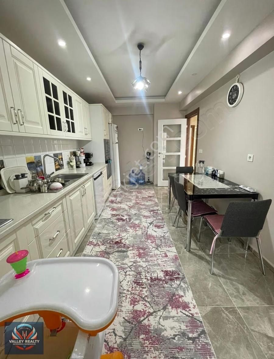Valleyden Hürriyet Mah. Geniş Ve Konforlu 3+1 Satılık Daire!