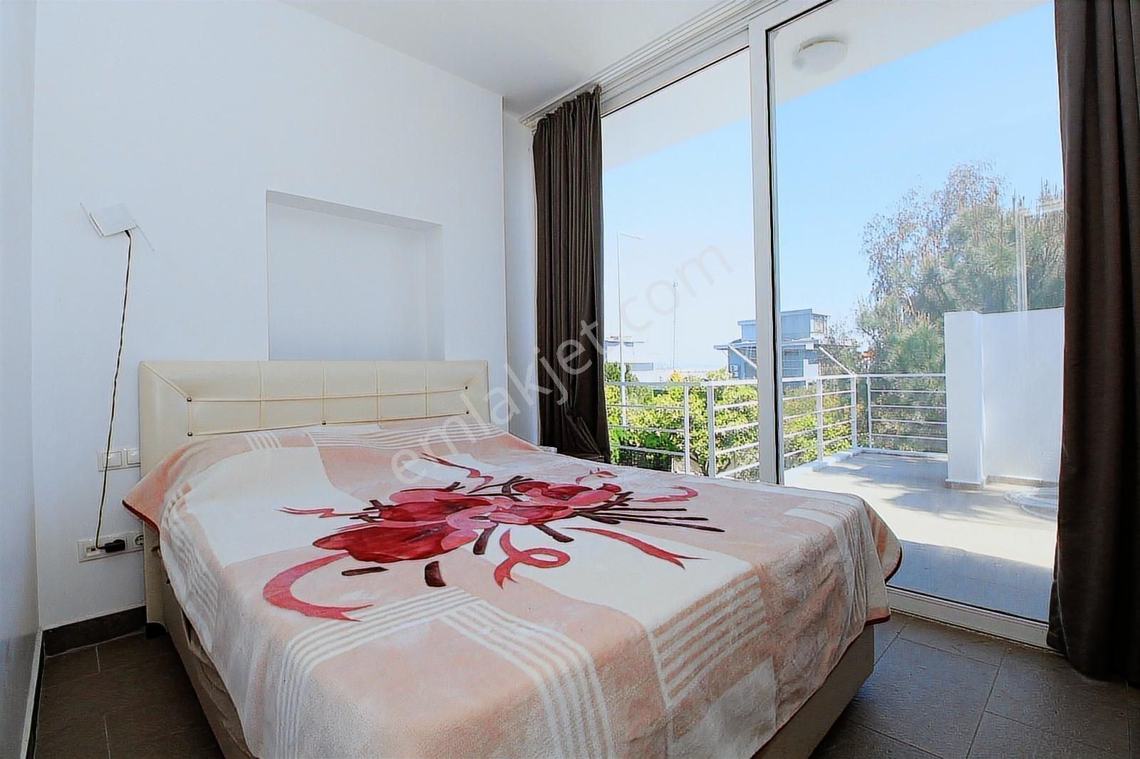 Kadriye'de Havuzlu Eşyalı Tripleks Villa | Tekce - Görsel 3