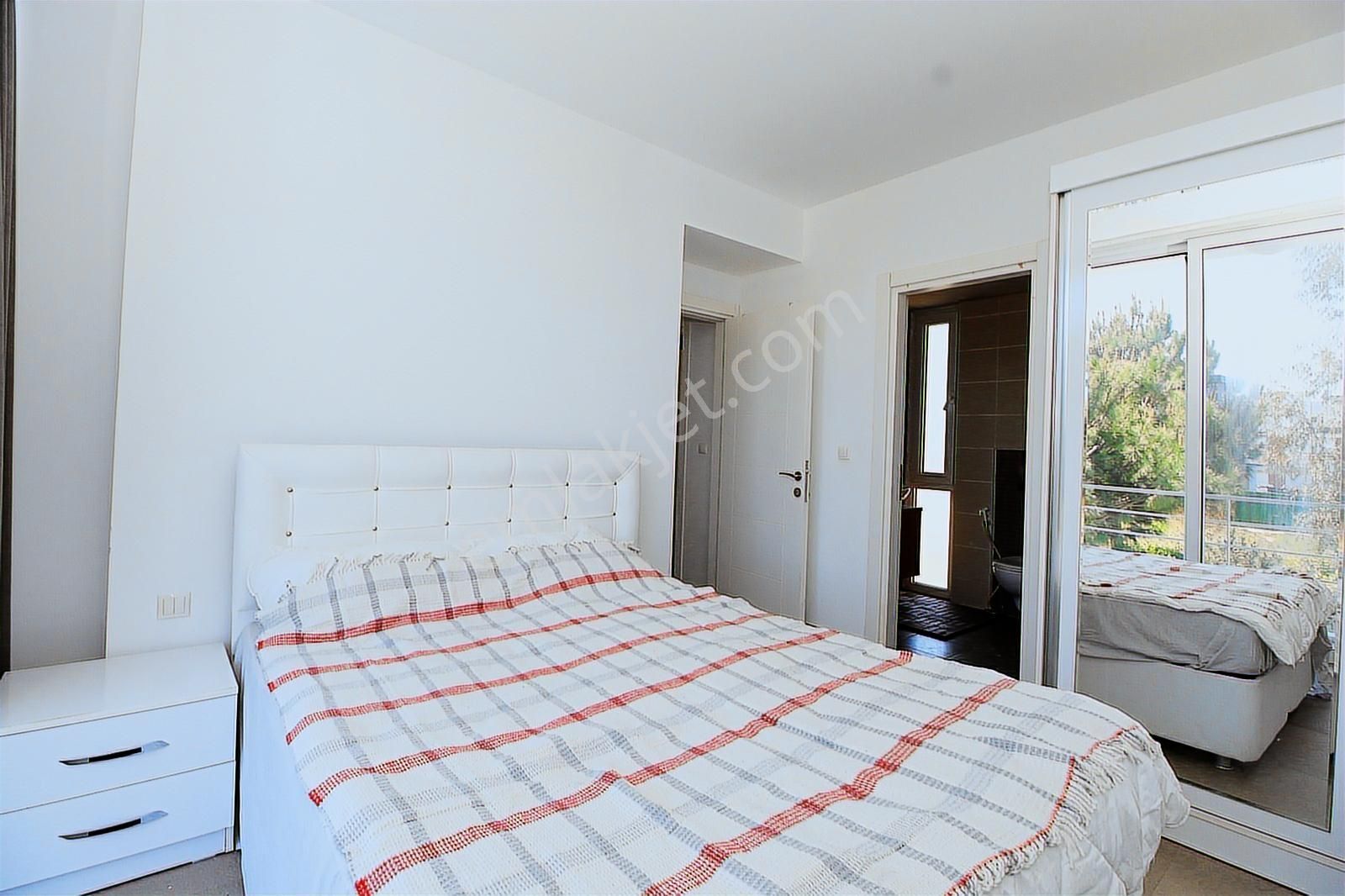 Kadriye'de Havuzlu Eşyalı Tripleks Villa | Tekce - Görsel 25