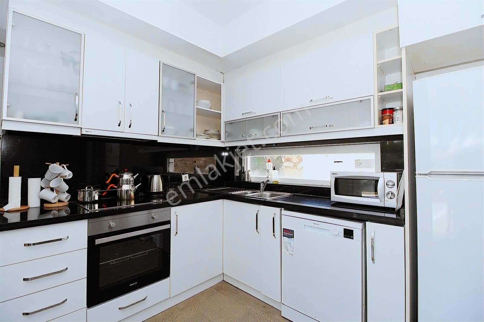 Kadriye'de Havuzlu Eşyalı Tripleks Villa | Tekce - Görsel 14