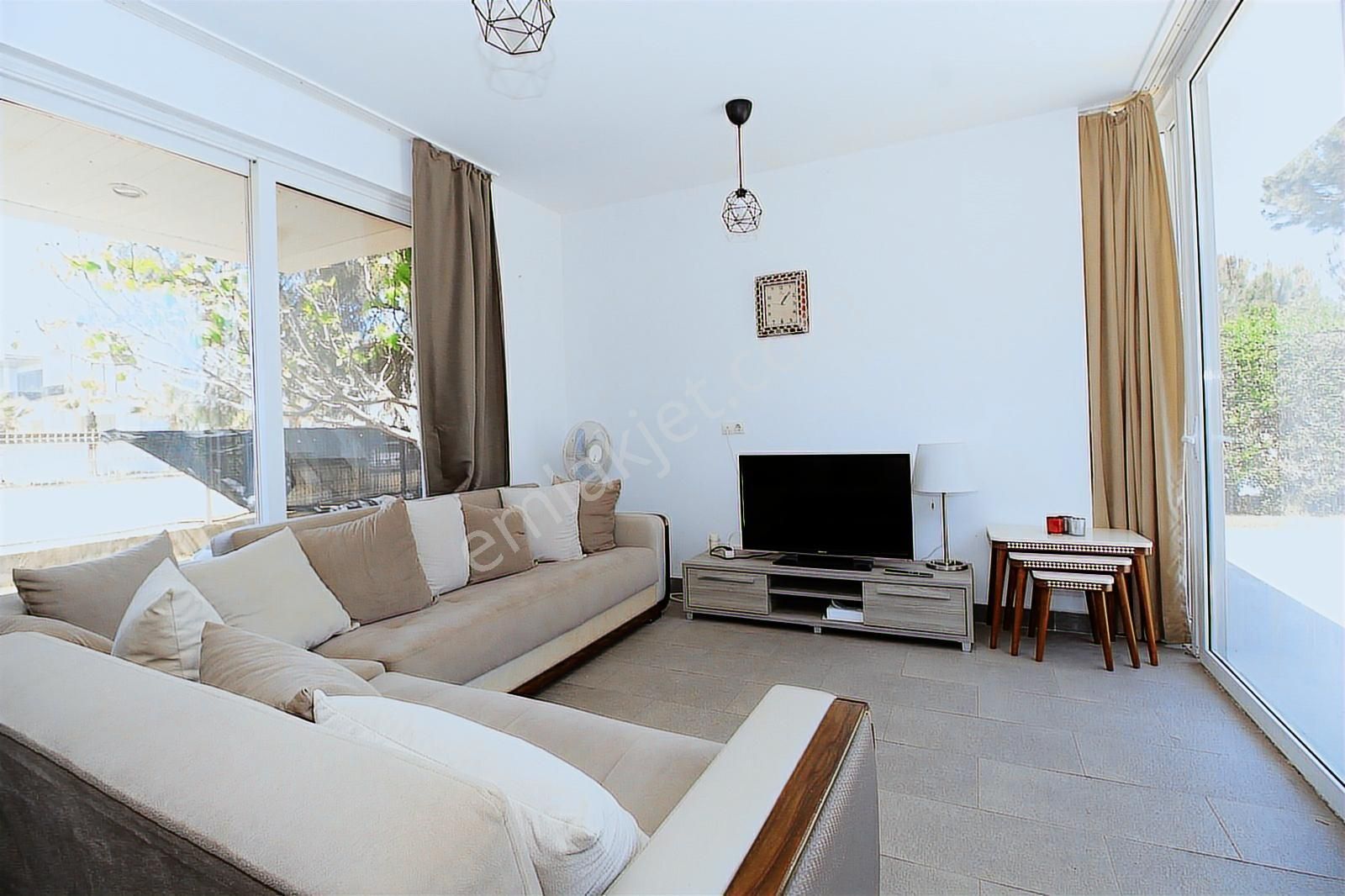 Kadriye'de Havuzlu Eşyalı Tripleks Villa | Tekce - Görsel 13