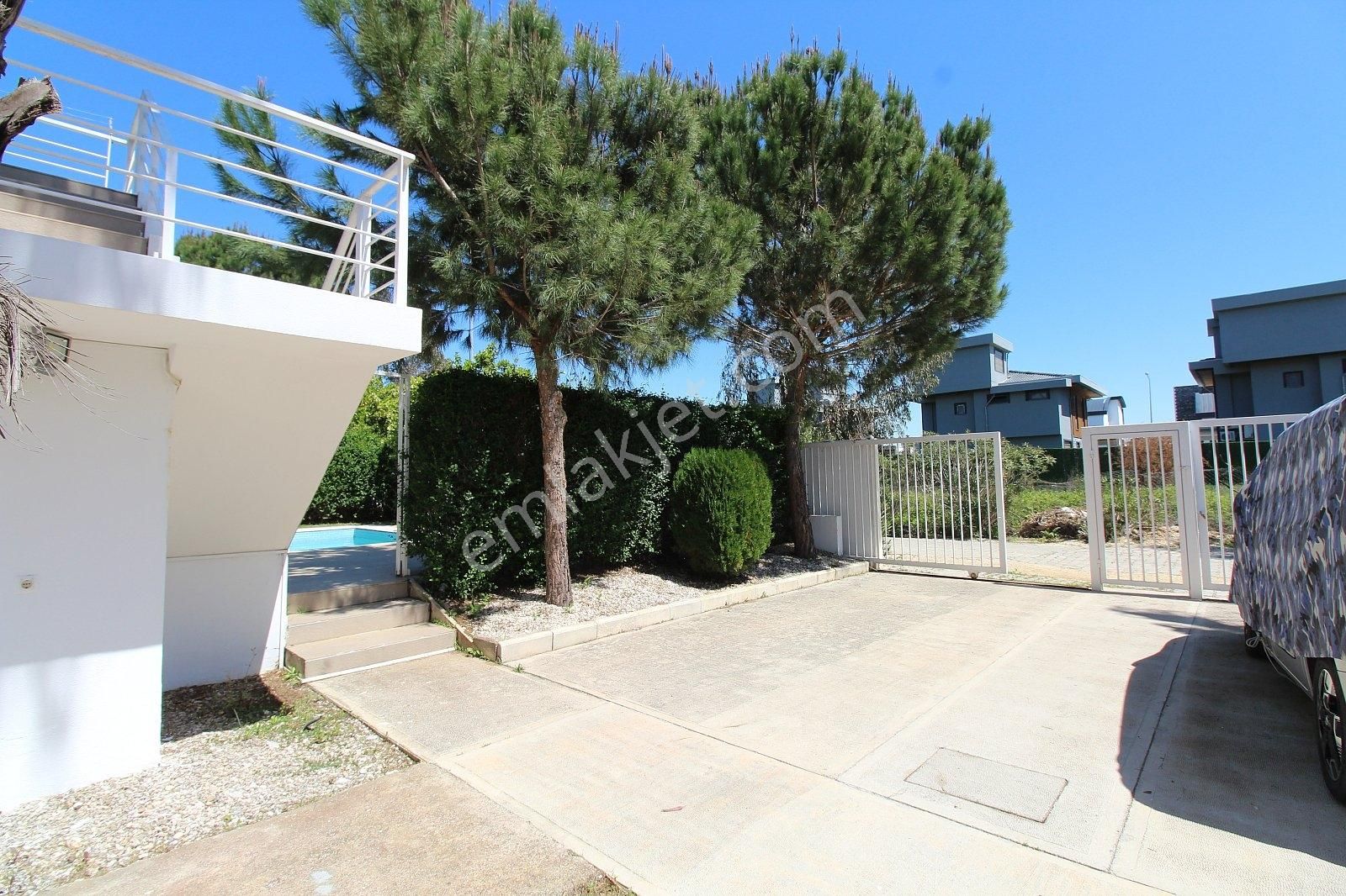 Kadriye'de Havuzlu Eşyalı Tripleks Villa | Tekce - Görsel 24