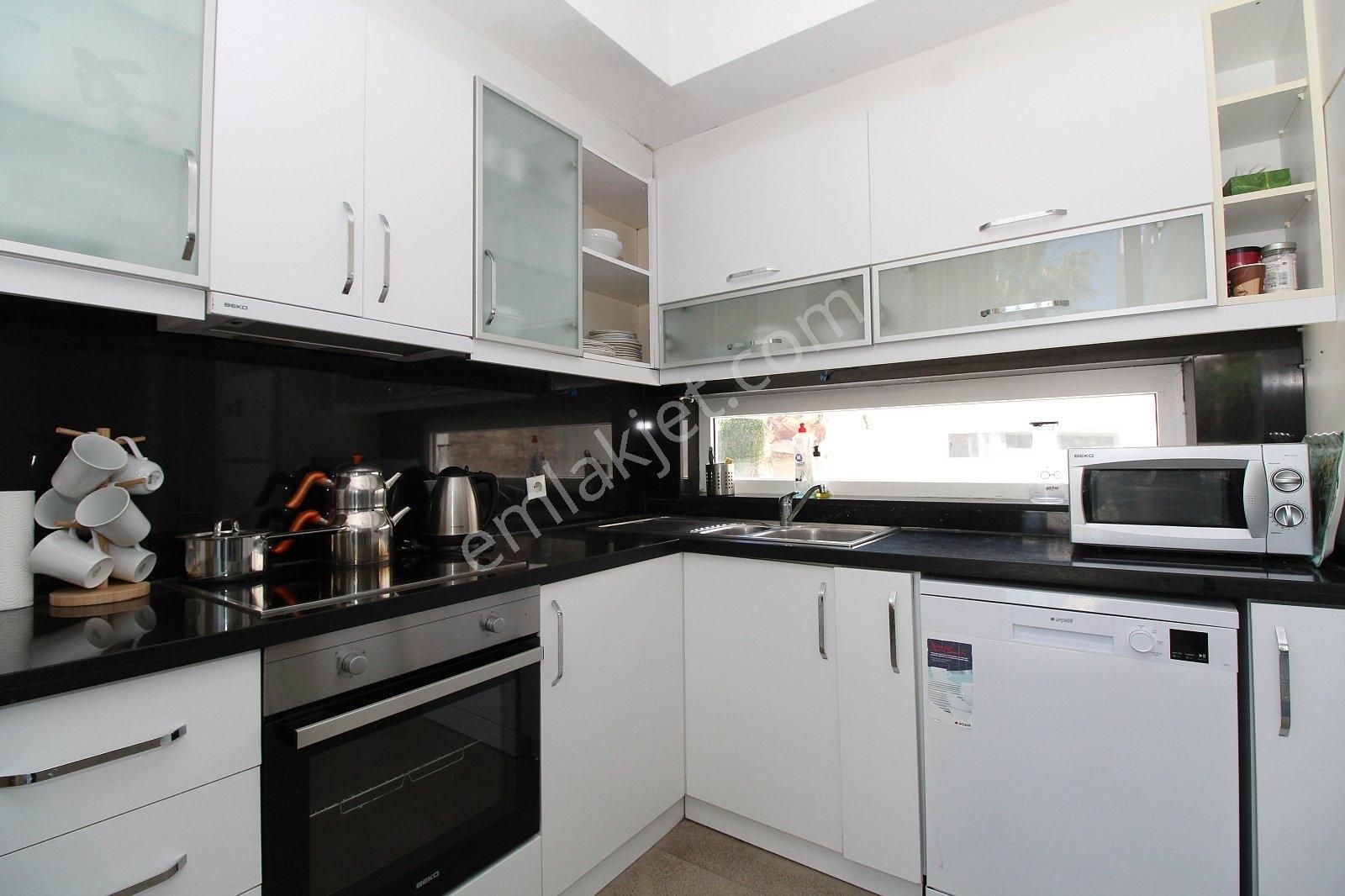 Kadriye'de Havuzlu Eşyalı Tripleks Villa | Tekce - Görsel 13