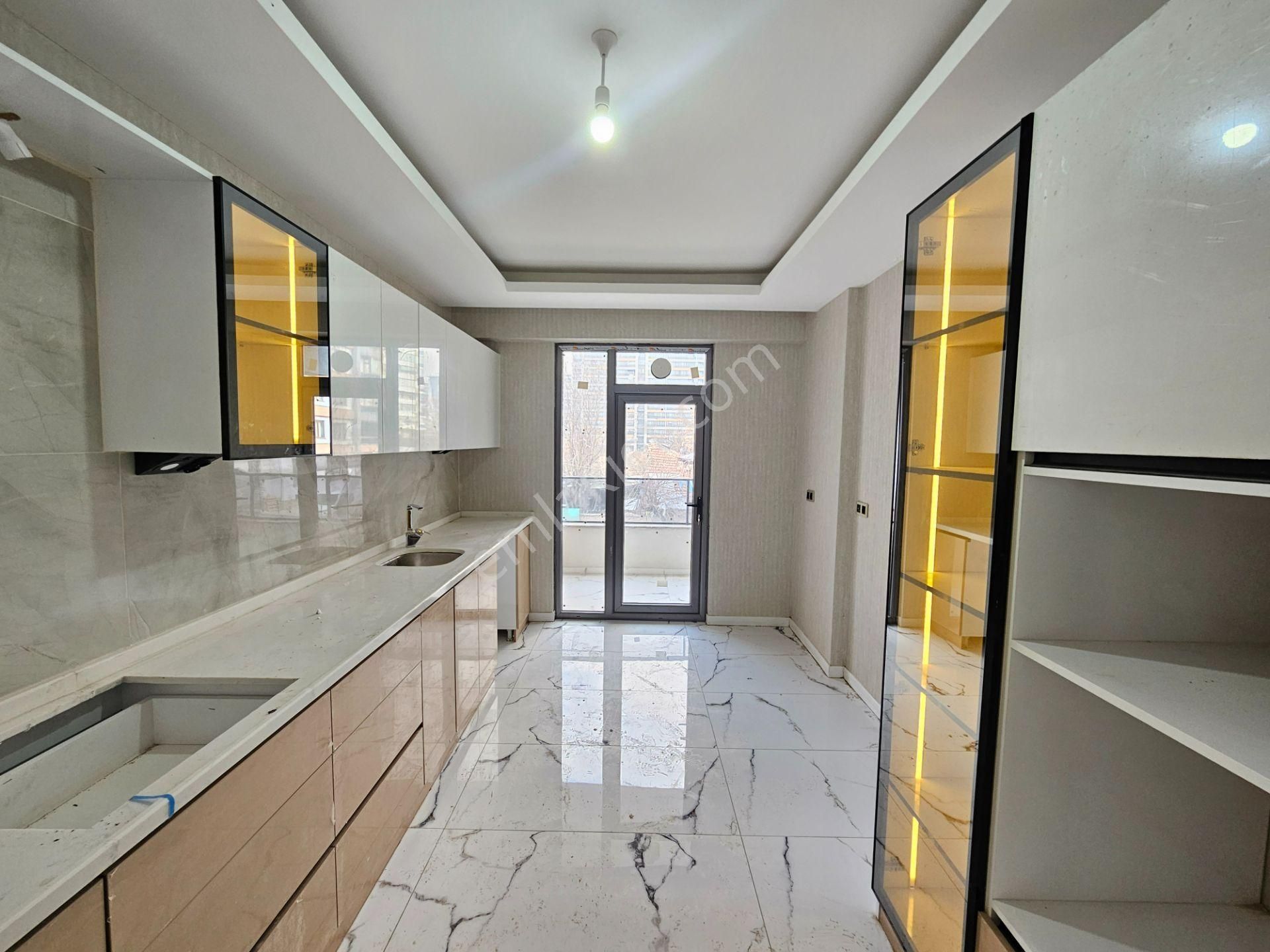 Şeker Mahallesinde Modern Mimariye Göre Tasarlanmış Satılık 4+1 Lüx Sıfır Daire ‍