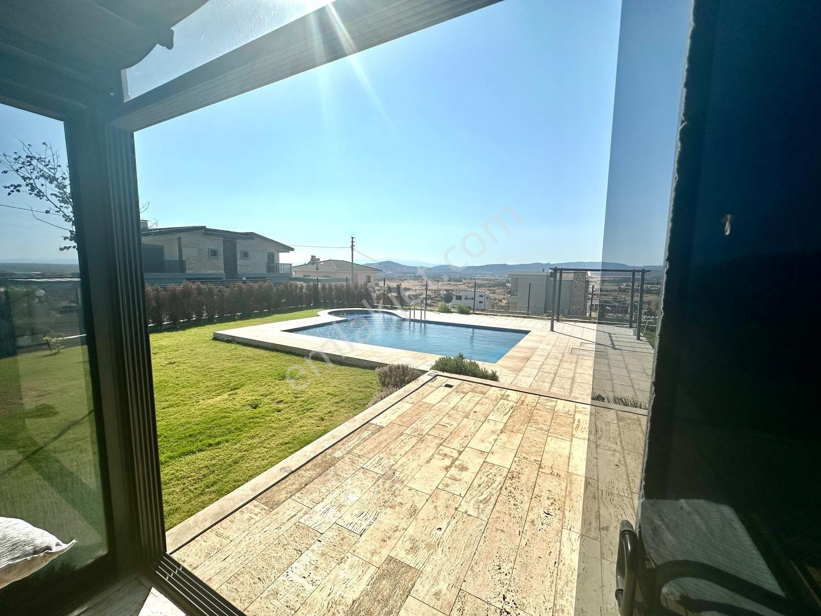 Foça Gerenköy 'de Havuzlu Müstakil Satılık Villa - Görsel 4