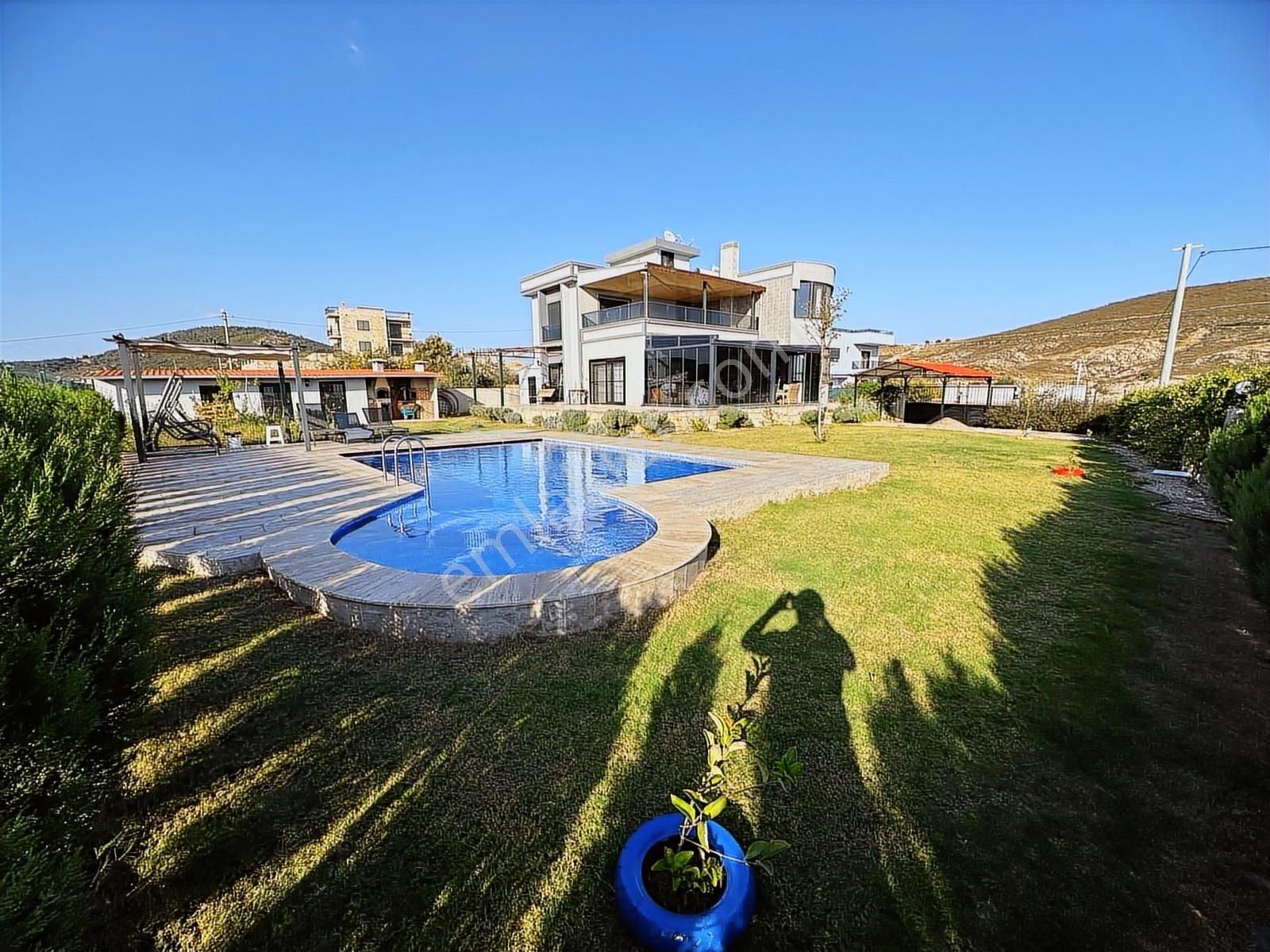 Foça Gerenköy 'de Havuzlu Müstakil Satılık Villa - Görsel 3