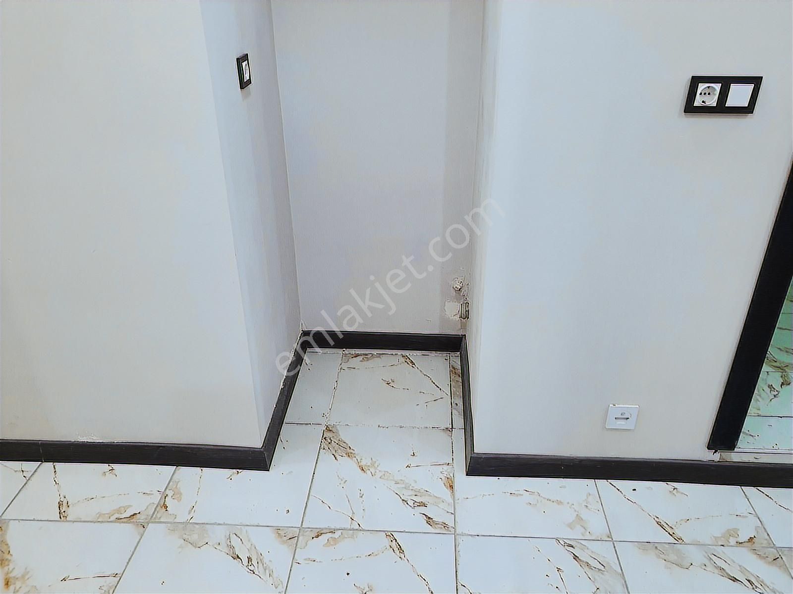 Hastane Ve Emniyetin Hemen Arkasında Ara Kat Balkonlu Eşyalı 1+1 - Görsel 4