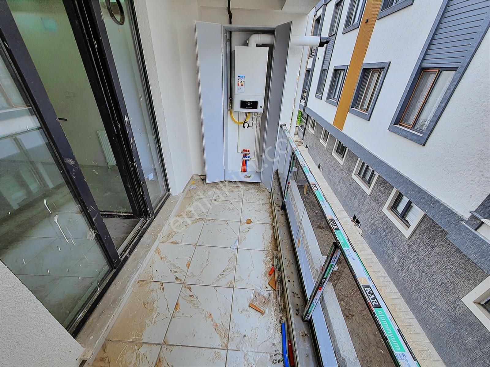 Hastane Ve Emniyetin Hemen Arkasında Ara Kat Balkonlu Eşyalı 1+1 - Görsel 2