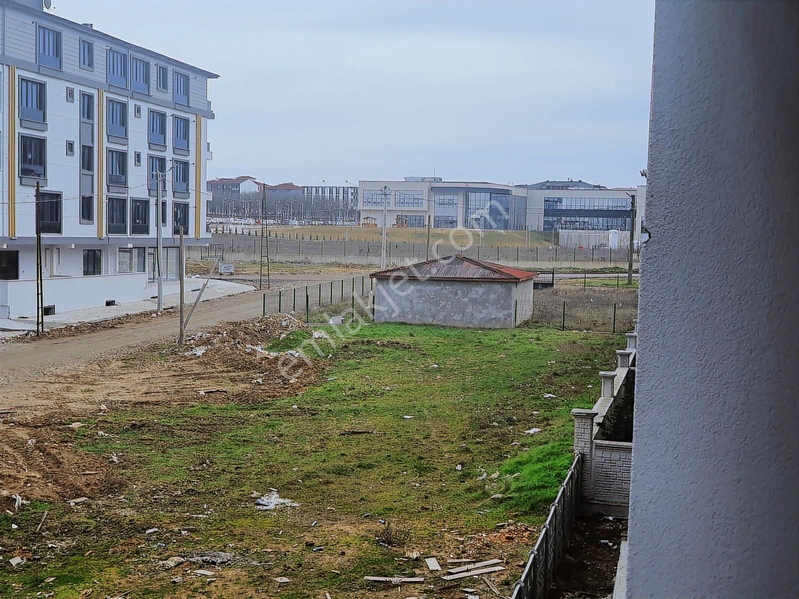 Hastane Ve Emniyetin Hemen Arkasında Ara Kat Balkonlu Eşyalı 1+1 - Görsel 6