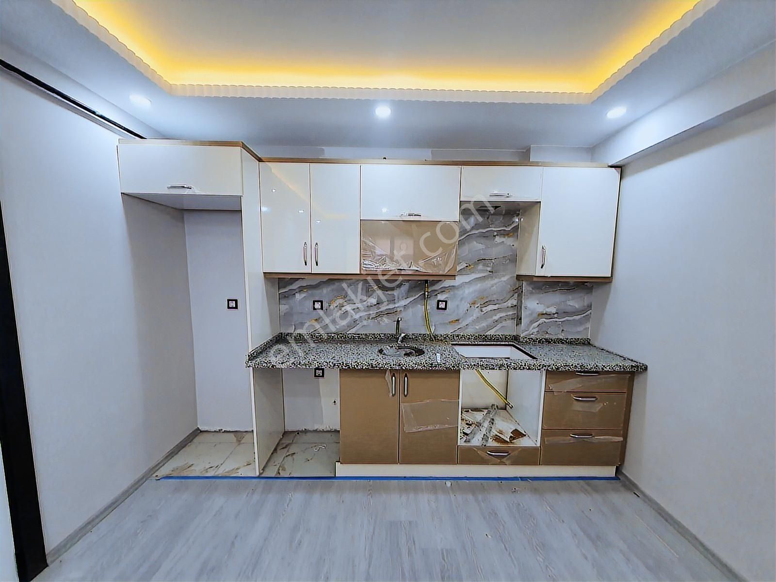 Hastane Ve Emniyetin Hemen Arkasında Ara Kat Balkonlu Eşyalı 1+1 - Görsel 5