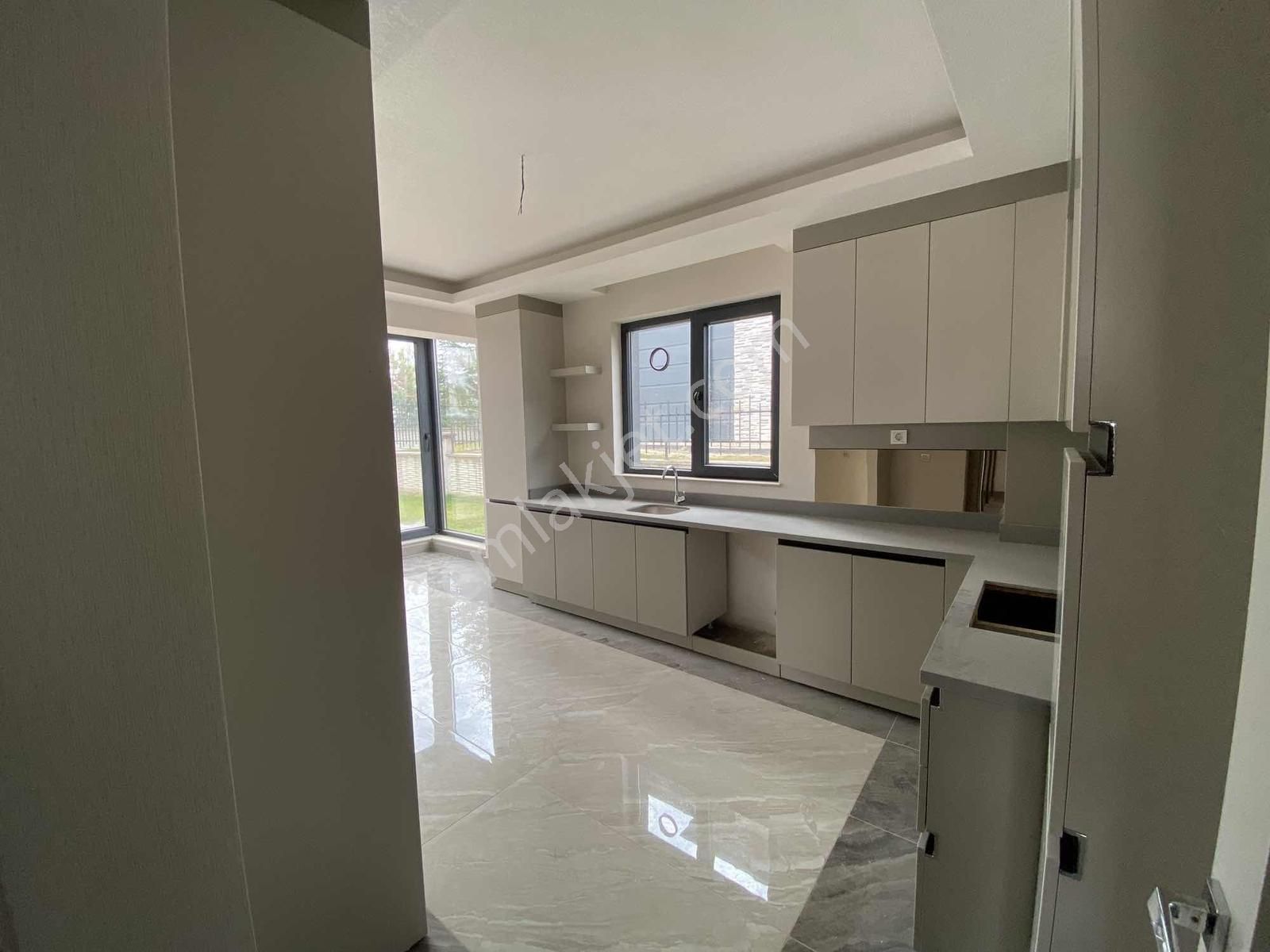 Bağlıca'da Güvenlikli Site İçi Satılık Villa - Görsel 14
