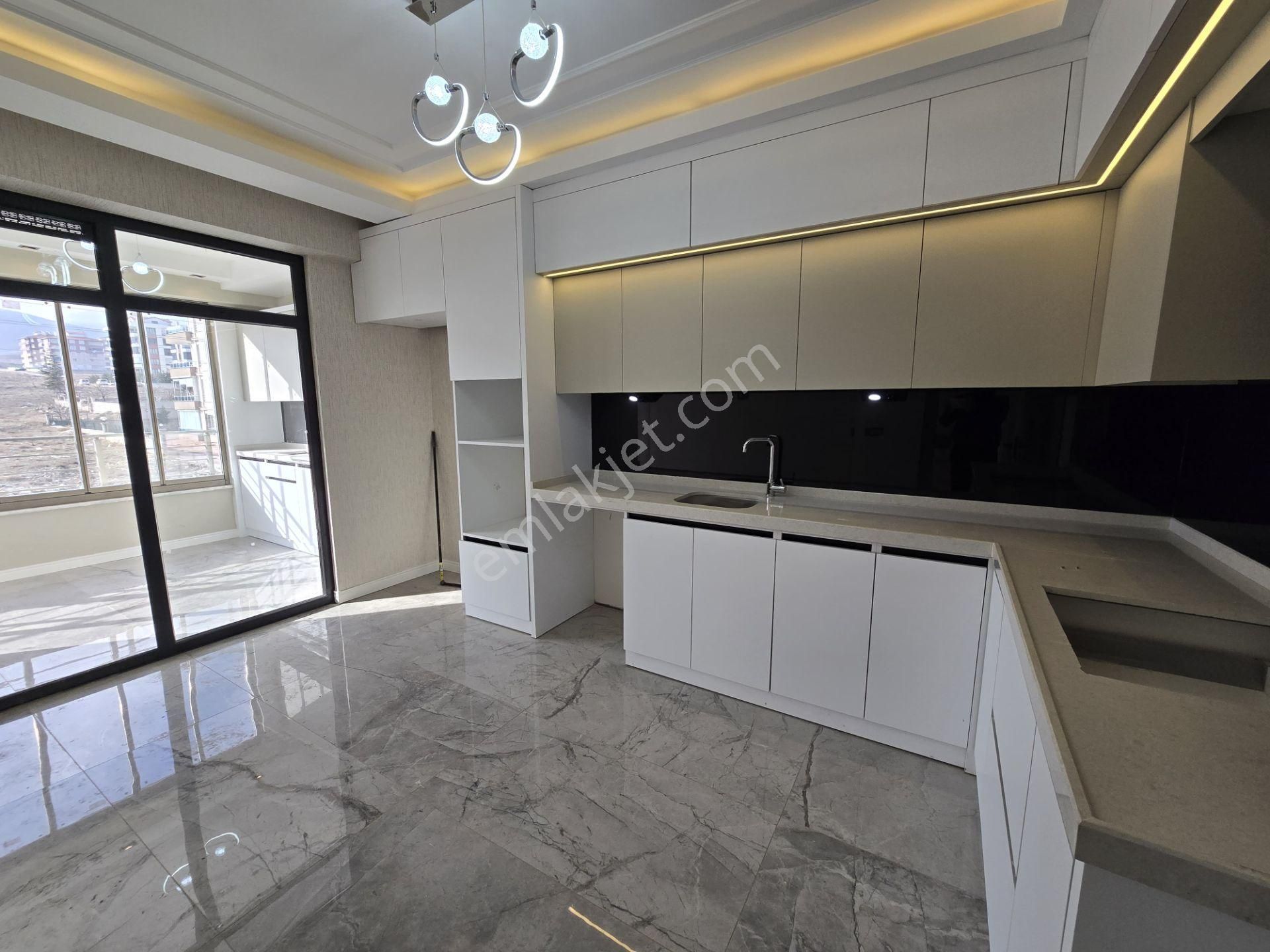 Kahramanlar Caddesi Yakını Site İçi Lüx Daireler - Görsel 5