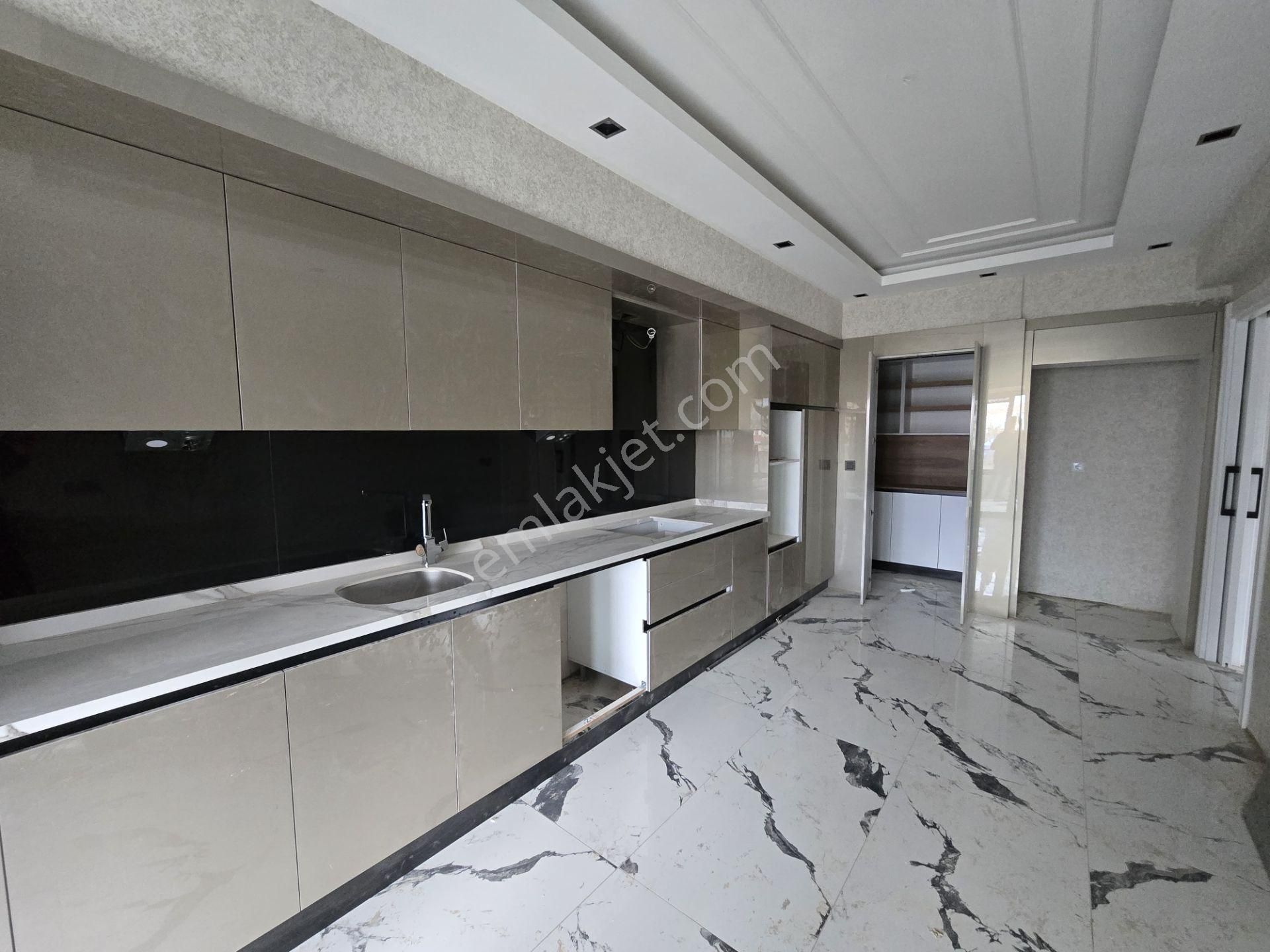 Ahmet Yesevi Cd Caddeye Cephe Site İçi Lüx Daireler