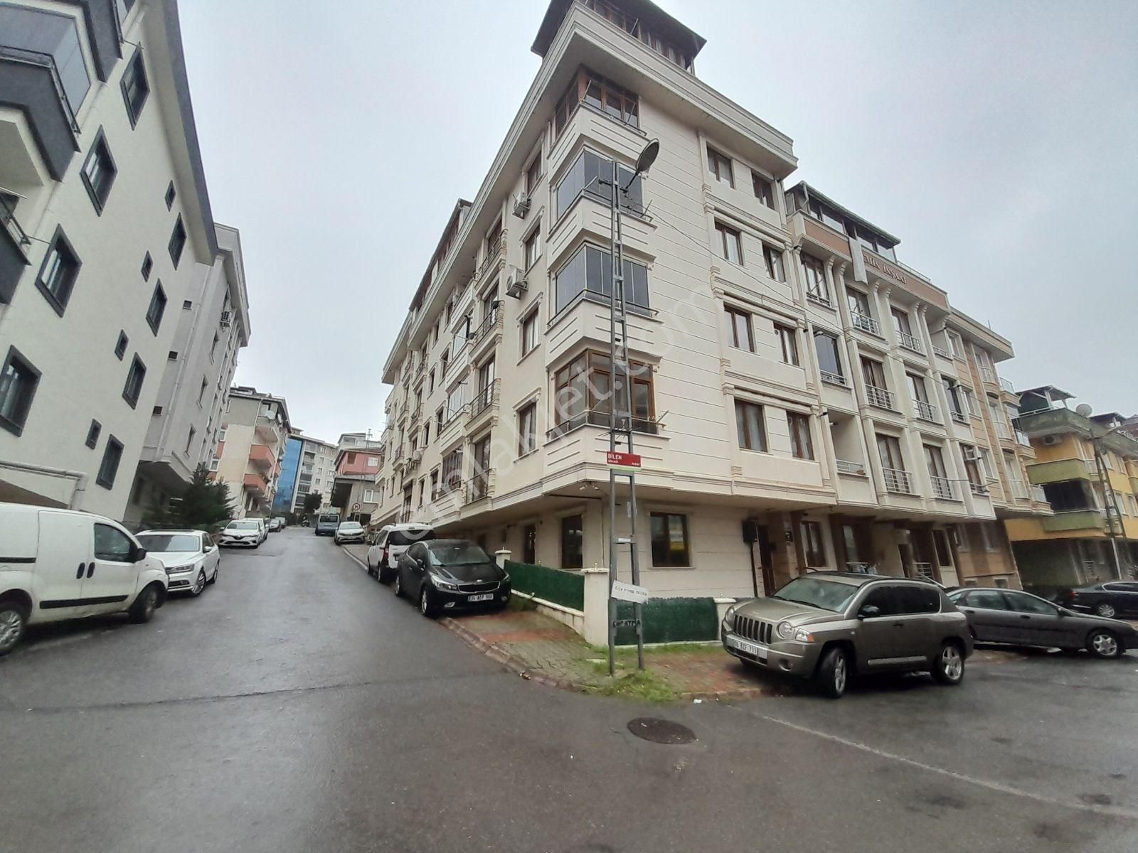 Metroya Ve Avm Ye Yakın Etrafı Açık Ayrı Mutfaklı Kiralık 1+1