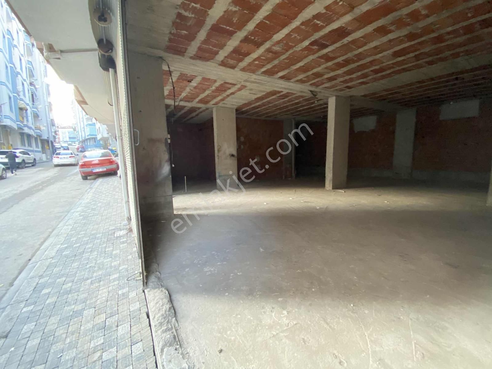 Kiralık Depo Merkezde Büyük Araç Yük Boşatma İçin Uygun Güzergah - Görsel 2