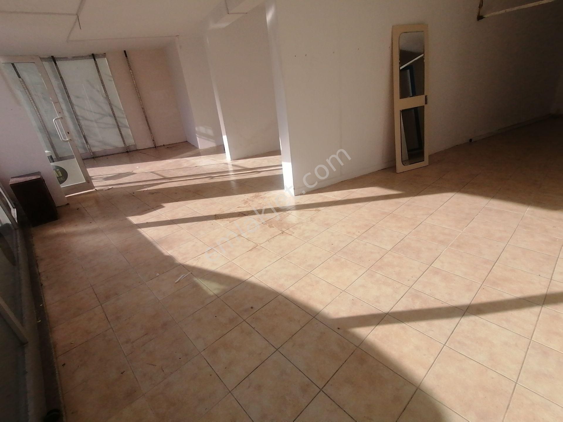 Pendik Esenyalıda İskanlı Satılık Krediye Uygun 60m2 Dükkan - Görsel 3