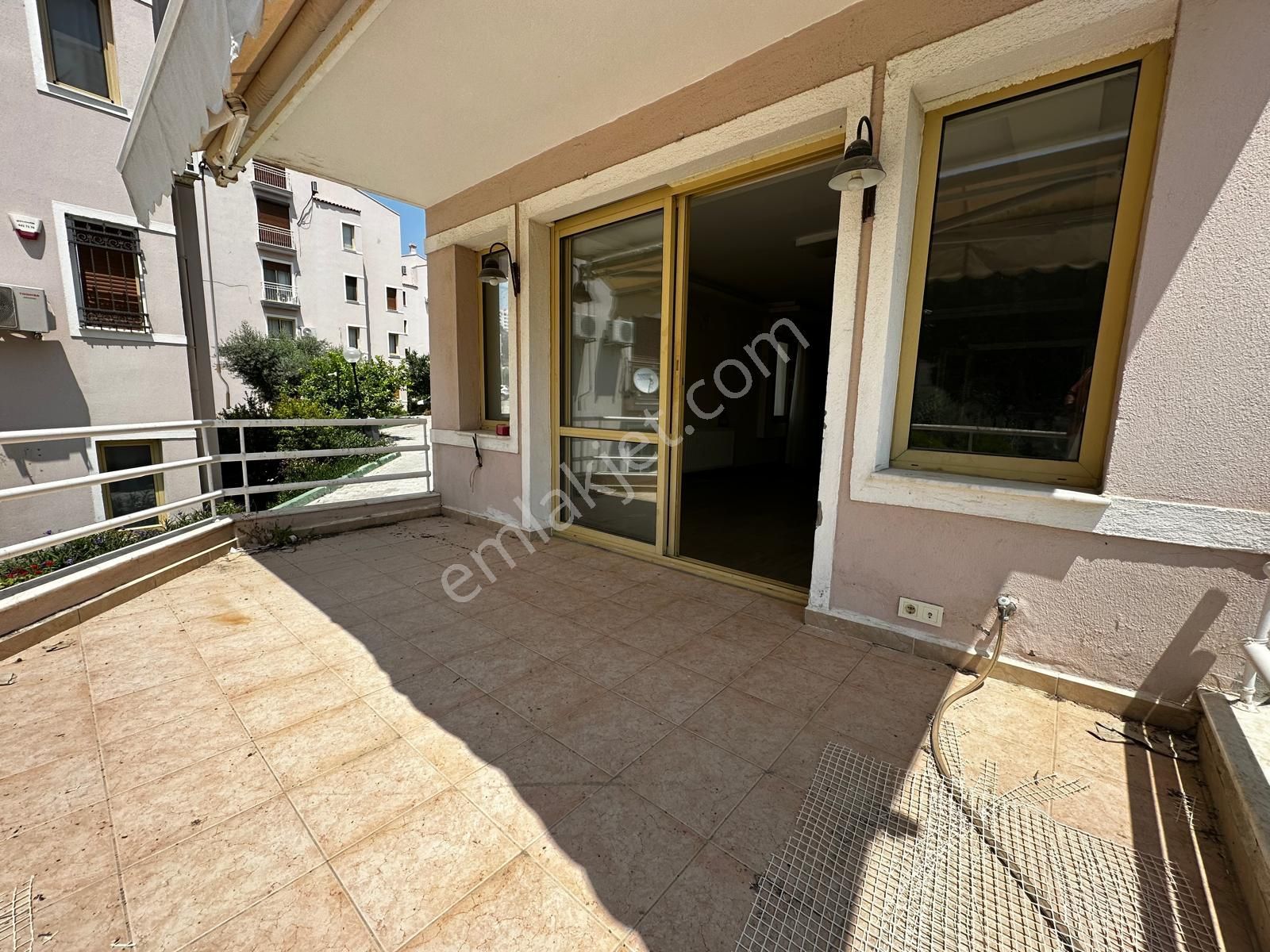 Kuşadası Marinada Denize İlk Sıra 24 Saat Güvenlikli Havuzlu Sitede - Görsel 13