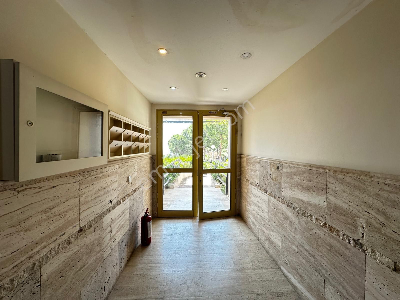 Kuşadası Marinada Denize İlk Sıra 24 Saat Güvenlikli Havuzlu Sitede - Görsel 18