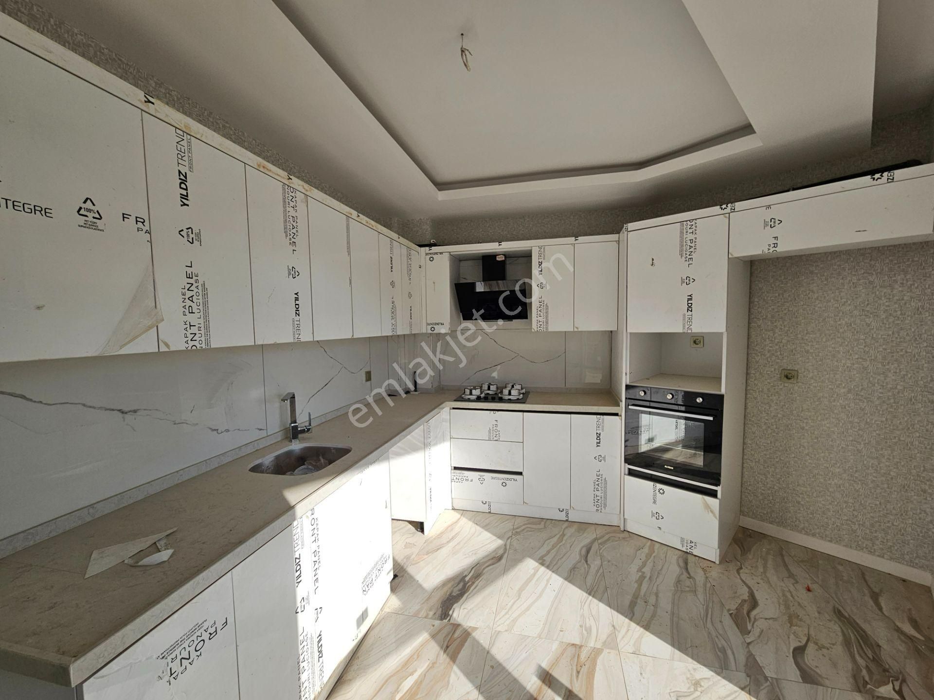 Emirgazi Mahallesinde Cadde Üzeri 3+1 Satılık Lüx Sıfır Fırsat Site İçi Daire