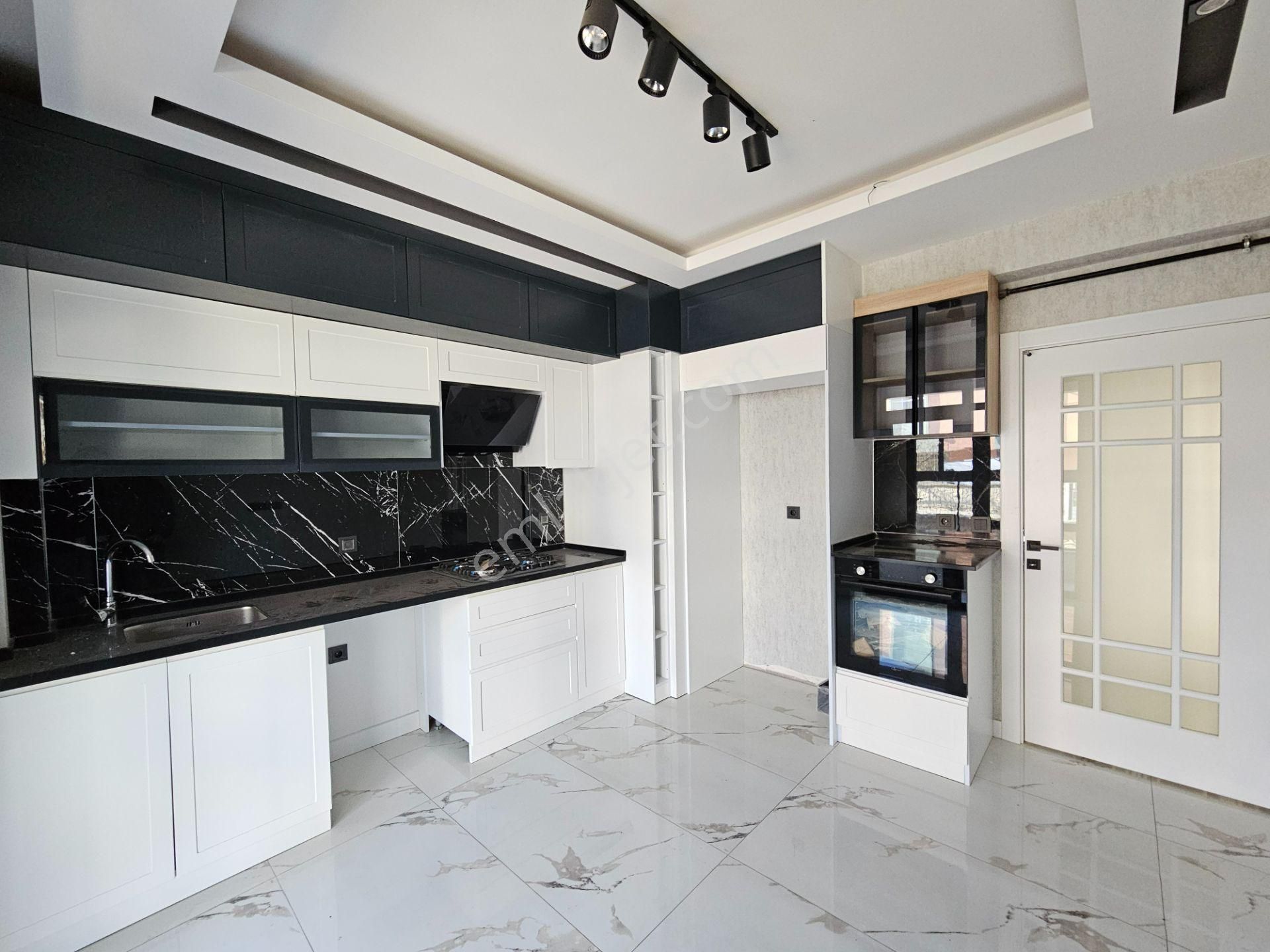 M.akif Mahalesinde Nüfus Müdürlüğü Yakını 3+1 Satılık Fırsat Lüx Daire