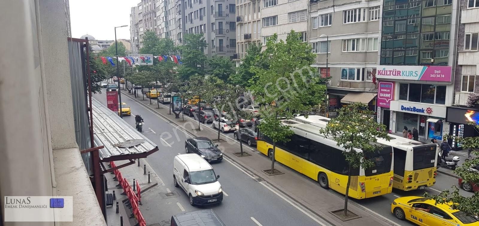 Halaskargazi Caddesi'nde Çeşitli İş Kolları İçin 2. Katta Daire