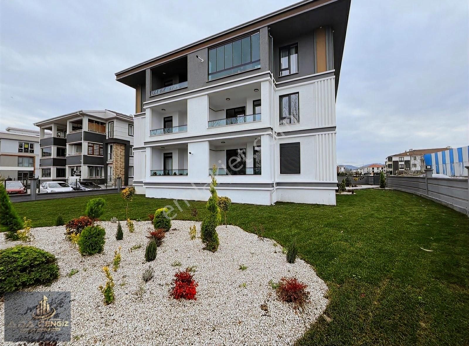 Serdivan Yazlık Mah. 3+1 180m2 Kapalı Otoparklı Kilerli Daire