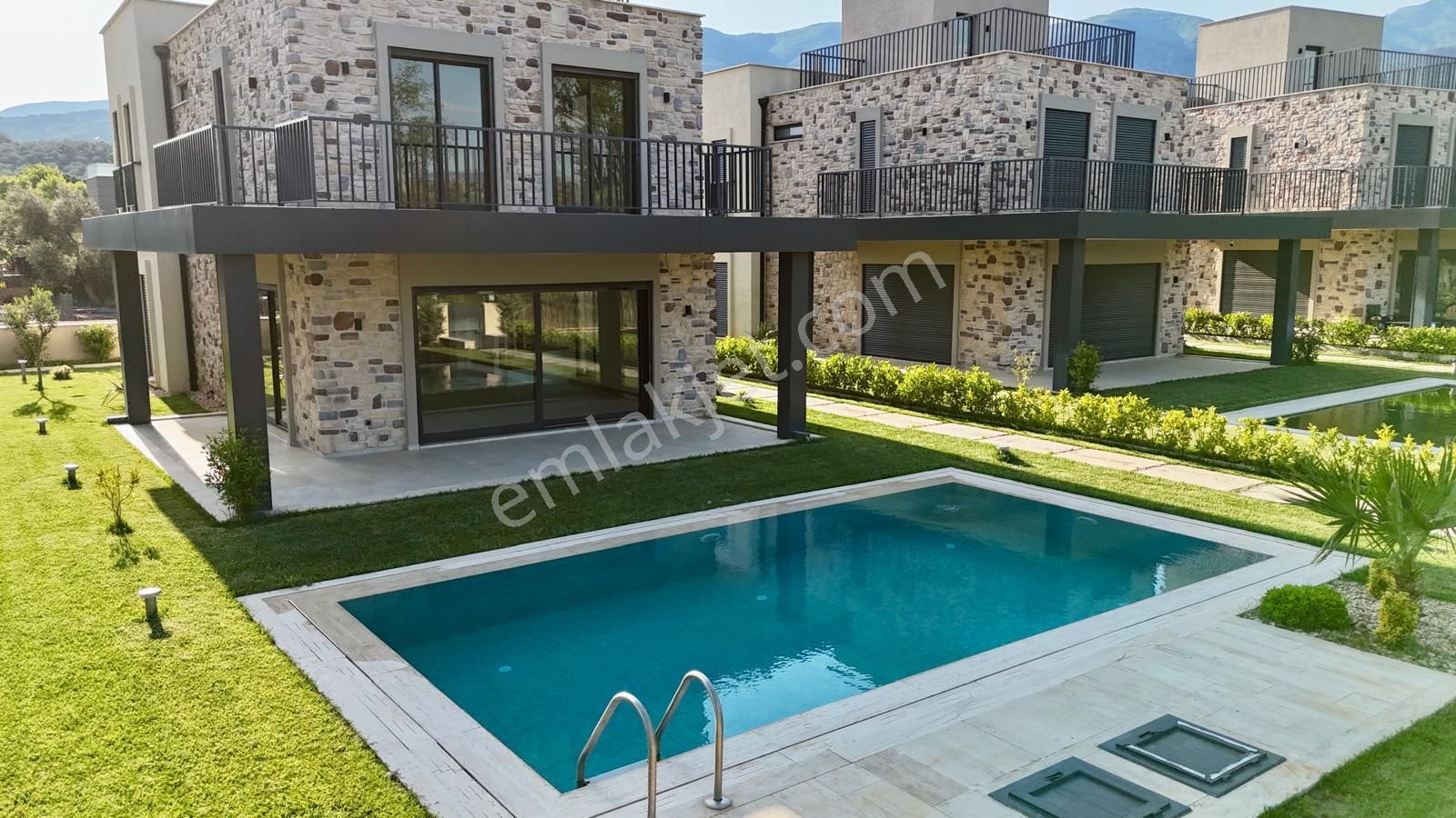 Akçay Aras Emlaktan Gürede Site İçi Müstakil Havuzlu Lüks Villa