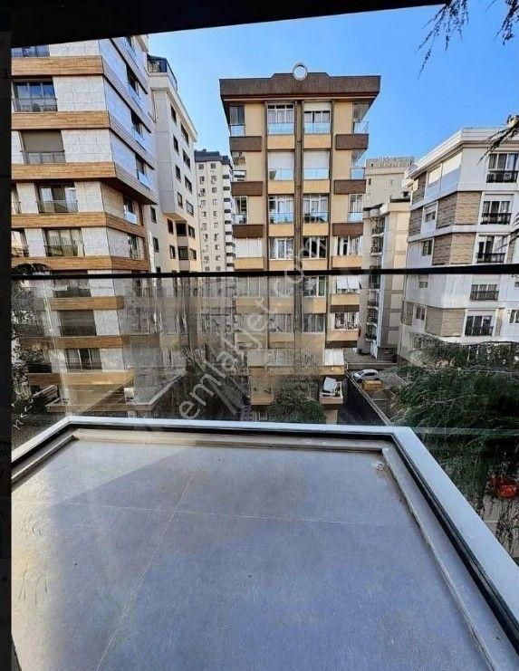 Caddebostan Sahilde İskanlı Balkonlu Ebeveyn Banyolu Yabancı Satışına Uygun 100m2