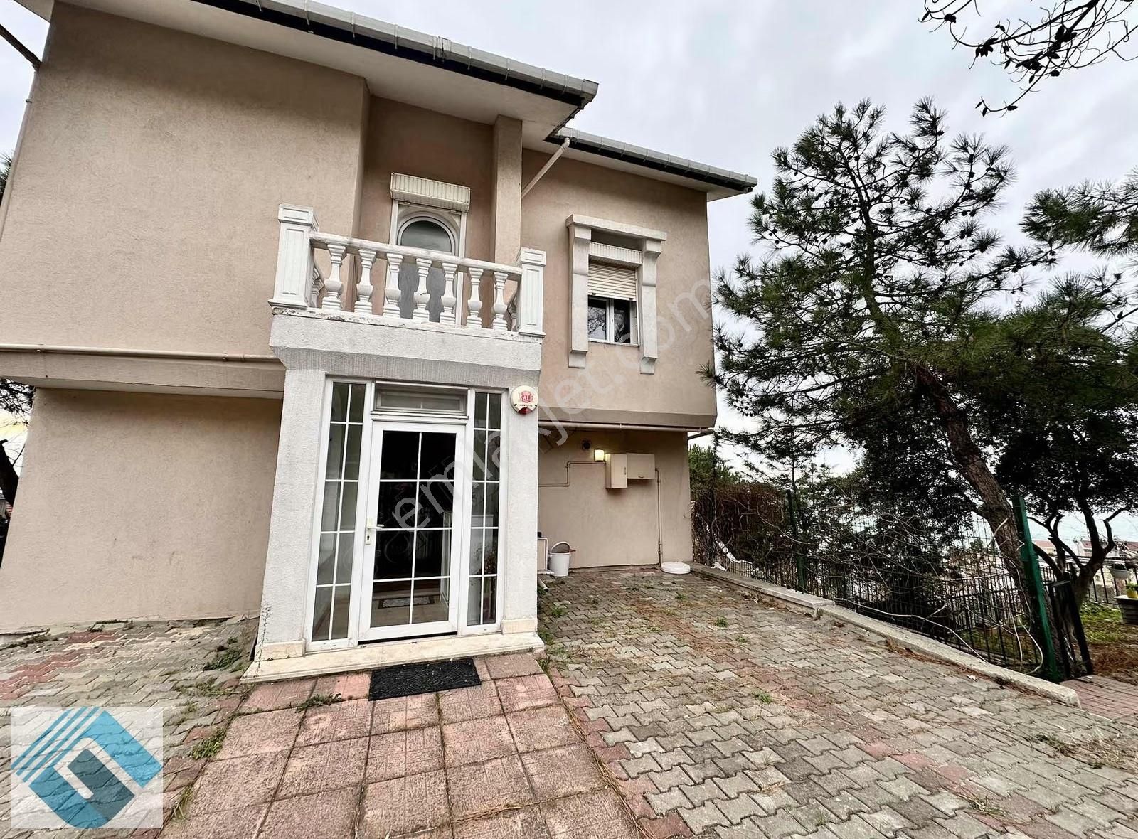 Beylikdüzü Gürpınar Sahilde Her Kattan Deniz Manzaralı Villa