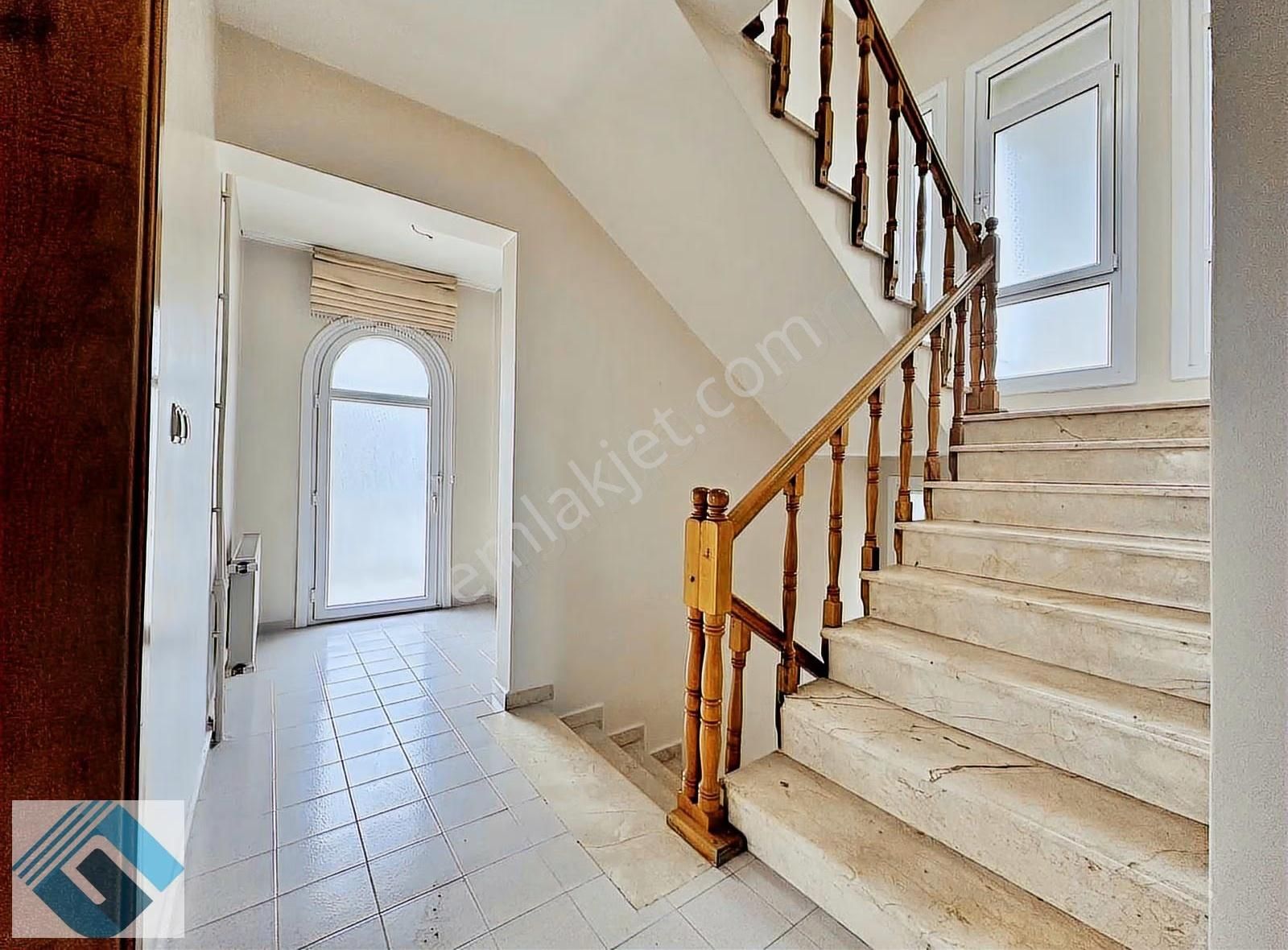 Beylikdüzü Gürpınar Sahilde Her Kattan Deniz Manzaralı Villa - Görsel 12