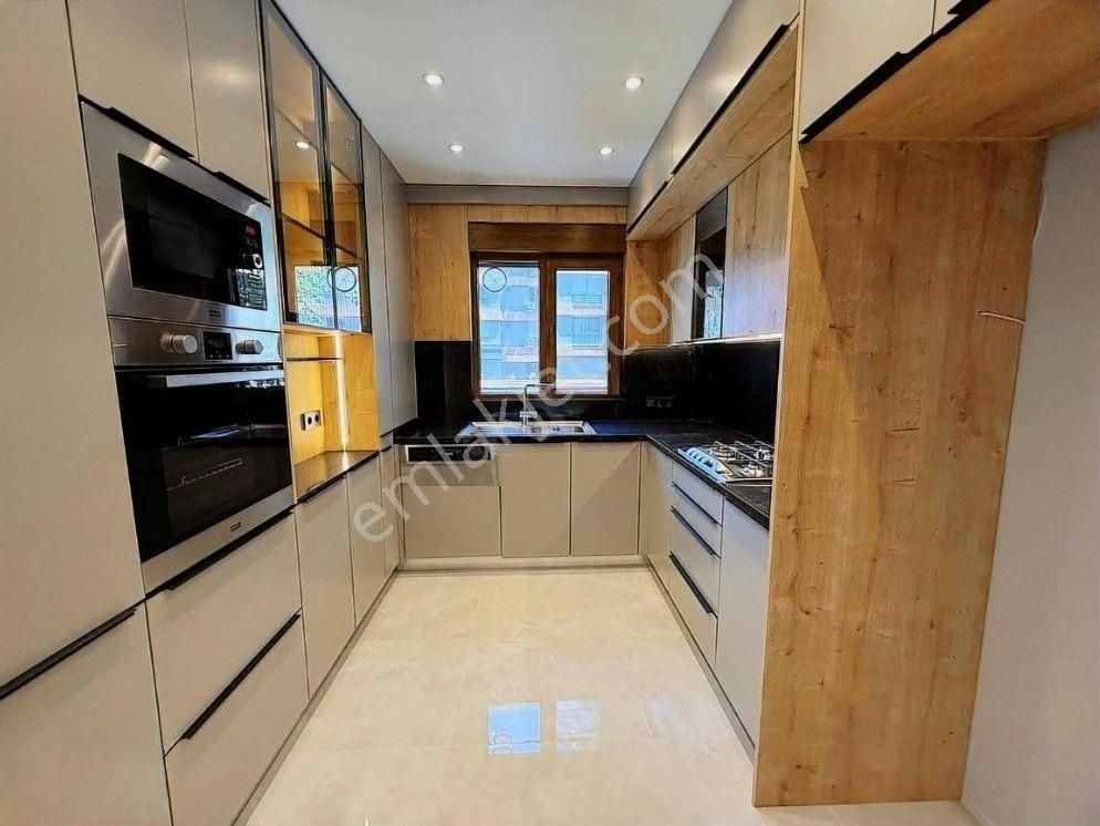 Boş..bağdat Caddesine 2.bina Balkonlu İskan Ebeveyn Banyolu 3+1 Daire ..