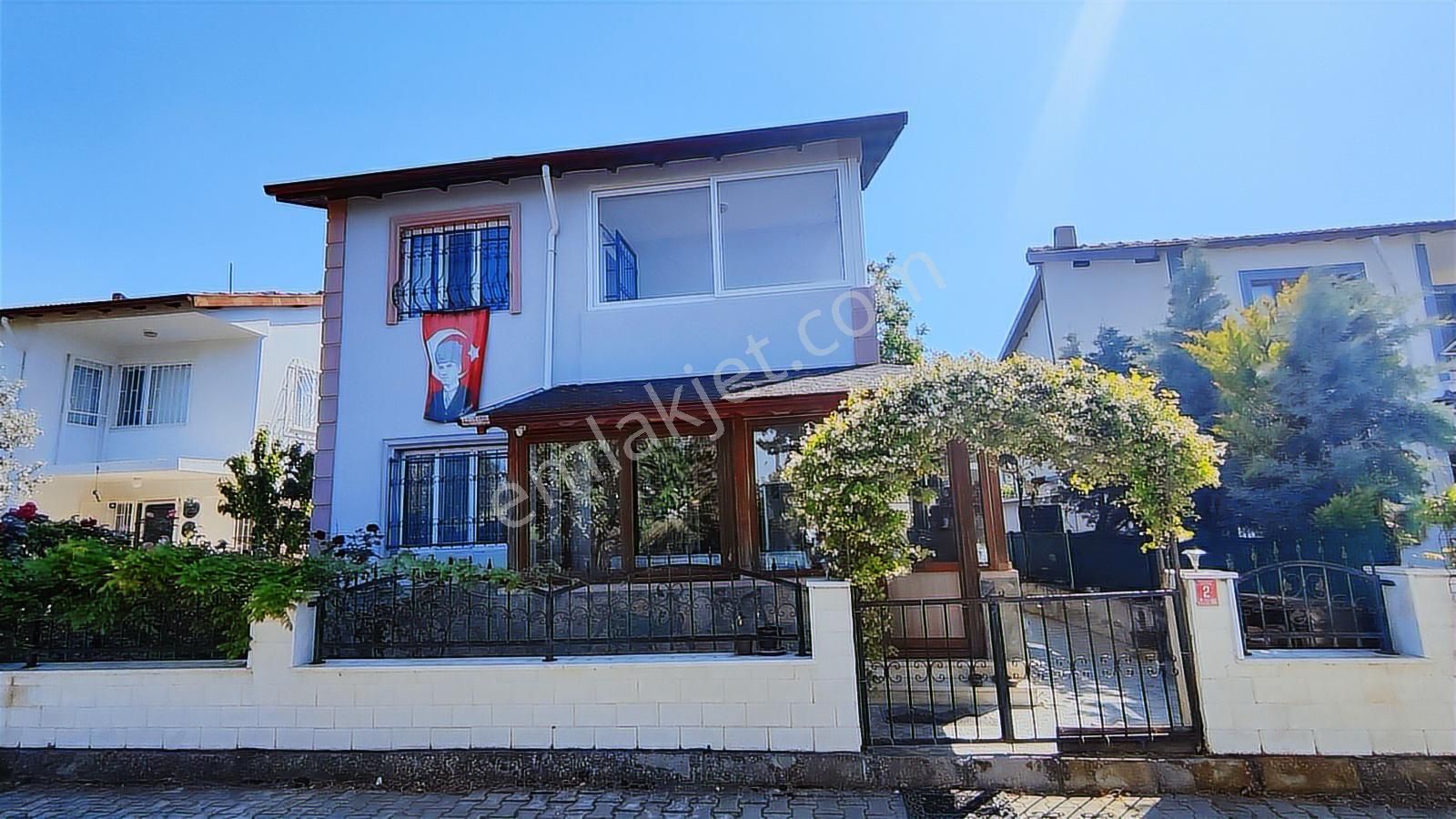 Rw Nefes'ten Gömeç Sahil Sitesinde Bakımlı 3+1 Bahçeli Villa