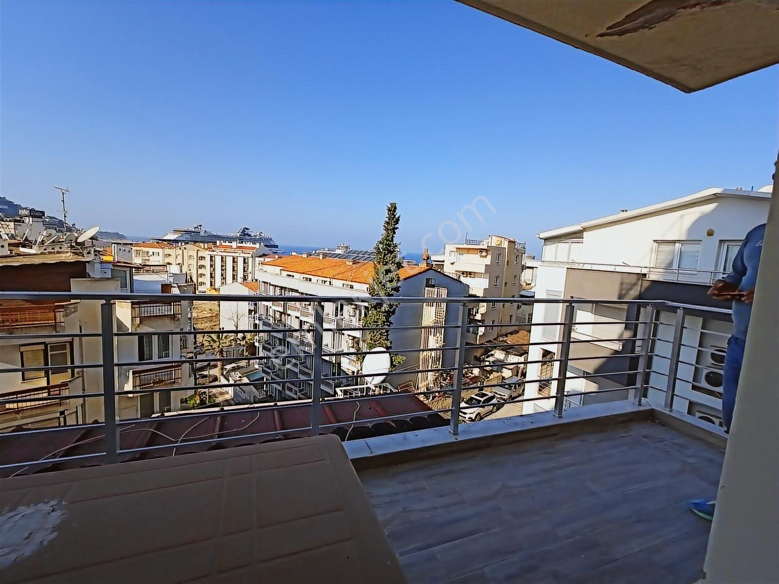 Kuşadası Türkmen,de Marinaya Yakın Manzaralı 3+1 Daire - Görsel 23