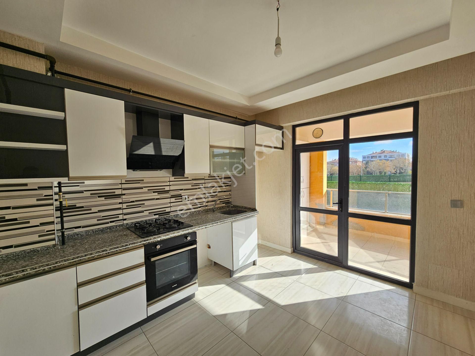 Selahaddin Eyyübi Mahallesinde Kapalı Otoparklı 3+1 Satılık Fırsat Daire