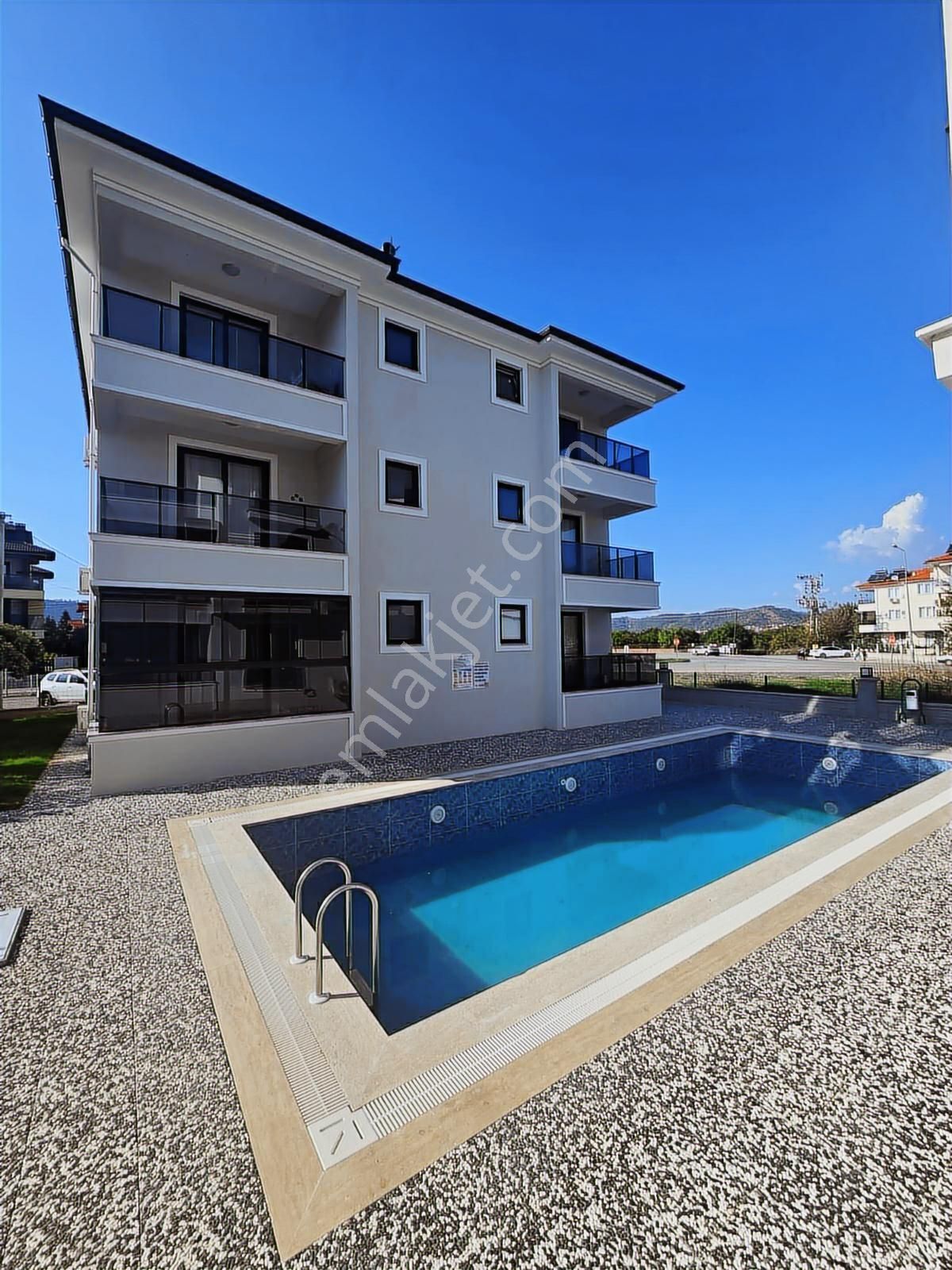 Çiğdem Emlak'tan Ortaca Merkez'de Havuzlu Satılık 1+1 Daire