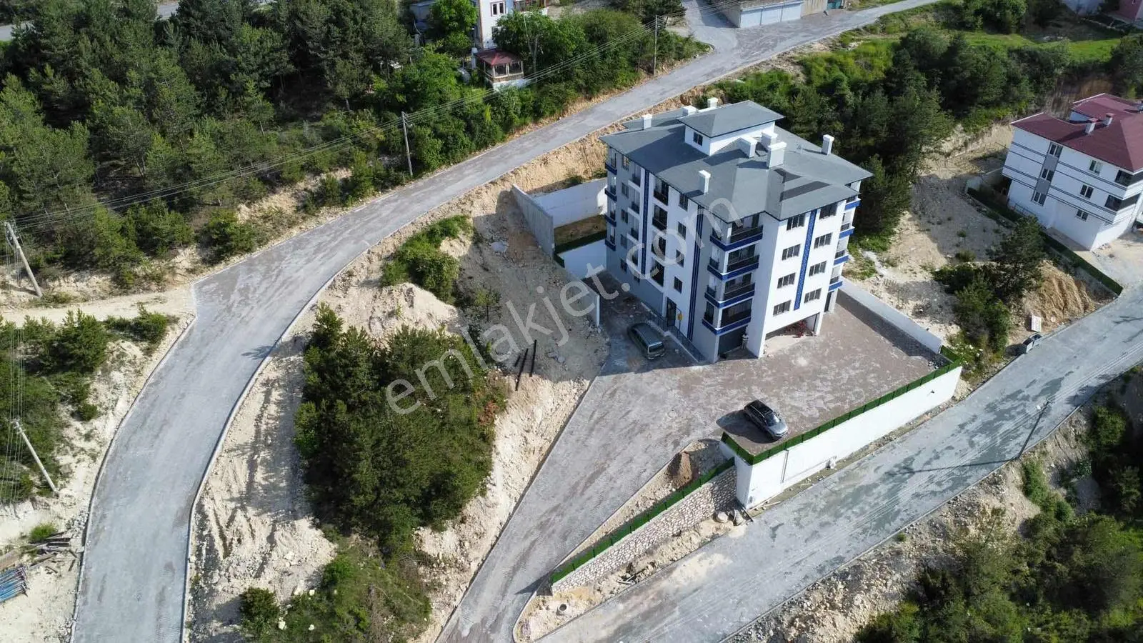 Apartman Da Geniş Bahçeli 2+1 Satılık Daire