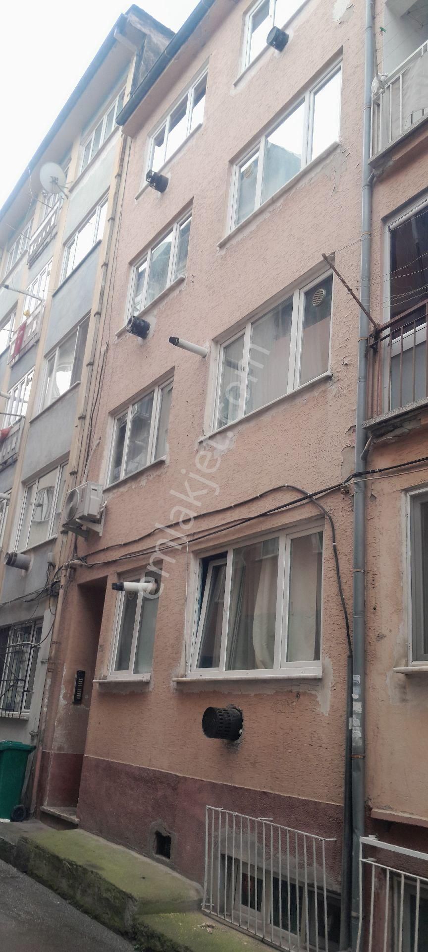 Ara Kat Kombilı Balkonlu Satılık Daire
