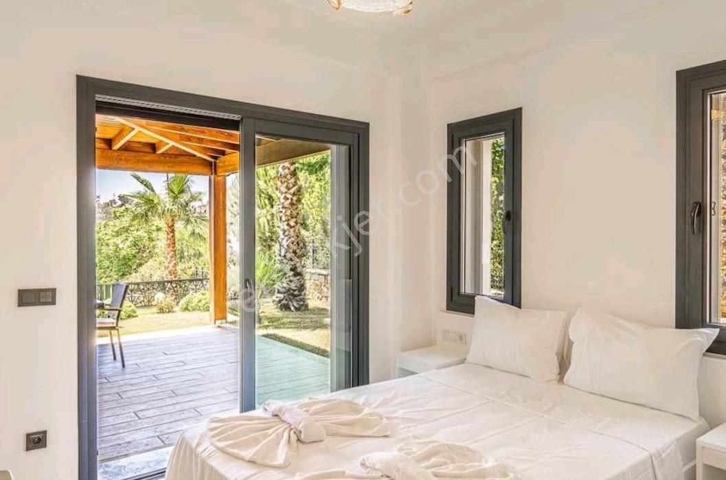 Bodrum Gümüşlük'te Havuzlu Lüks 3+1 Eşyalı Satılık Villa - Görsel 22