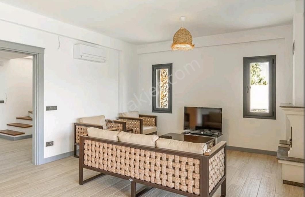 Bodrum Gümüşlük'te Havuzlu Lüks 3+1 Eşyalı Satılık Villa - Görsel 17