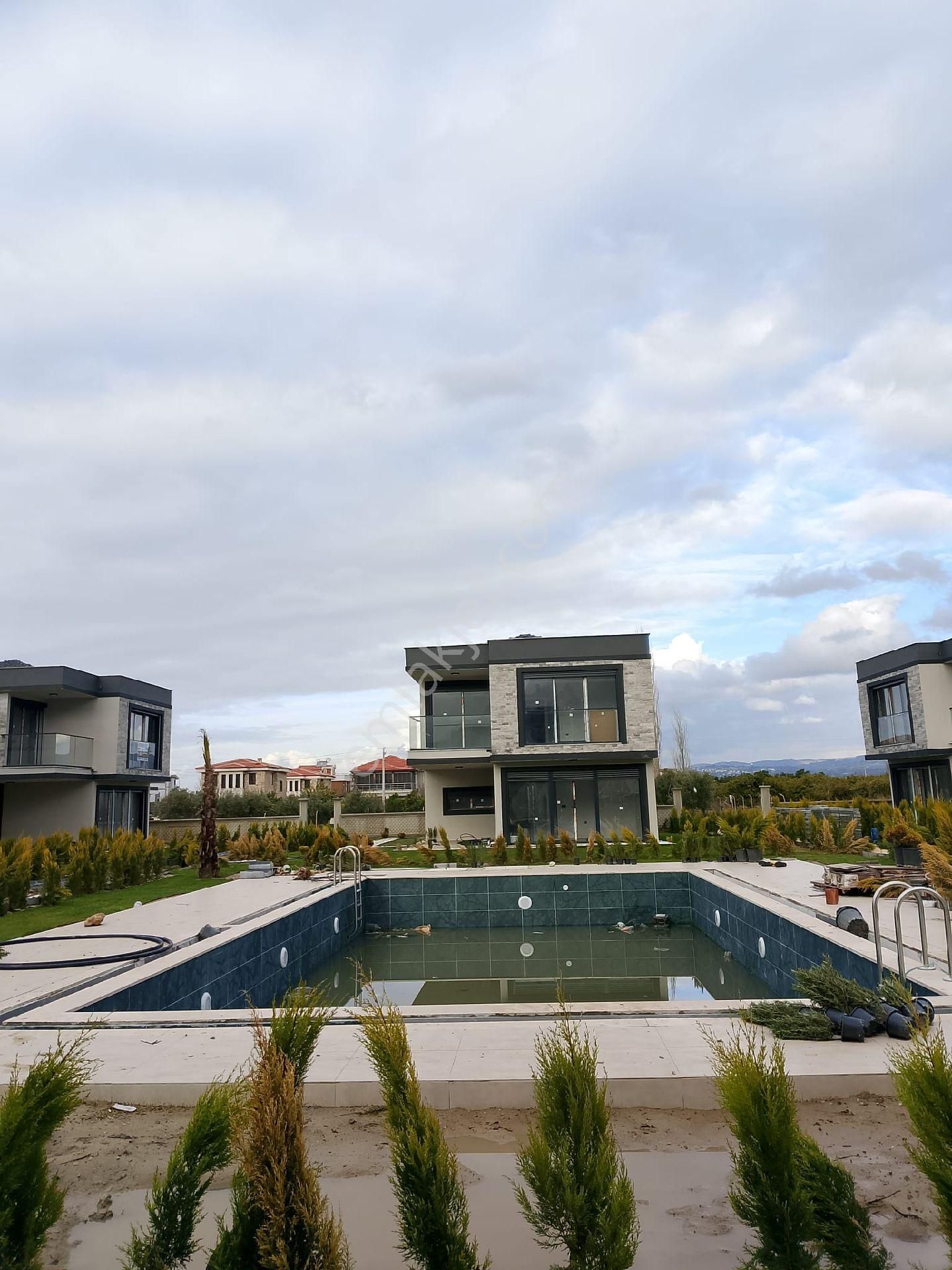 Kuşadası Güzelçamlıda Tek Müstakil Havuzlu Site İçinde Sıfır Satılık Villa