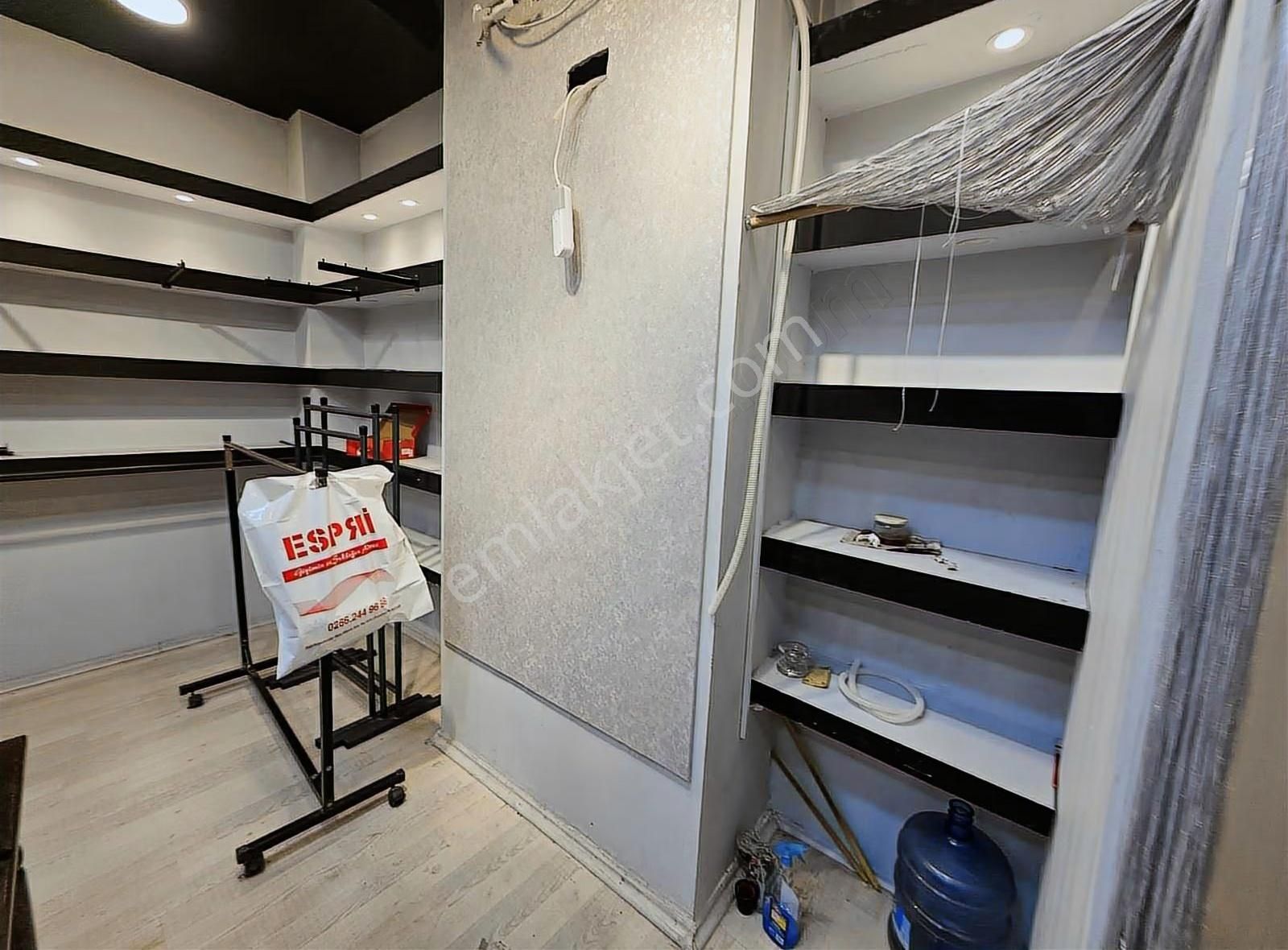 Altıeylül Pasajında Geniş Cepheli Kiralık Dükkan - Görsel 5
