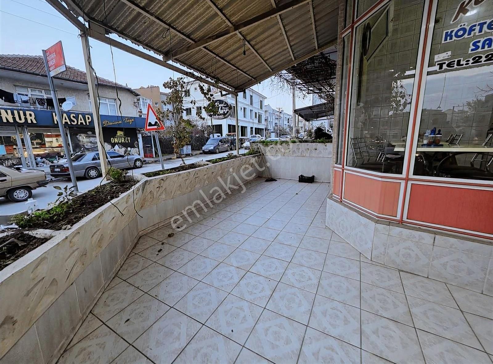 2 Caddeye Köşe Konumda 100 M2 Kiralık Dükkan - Görsel 3