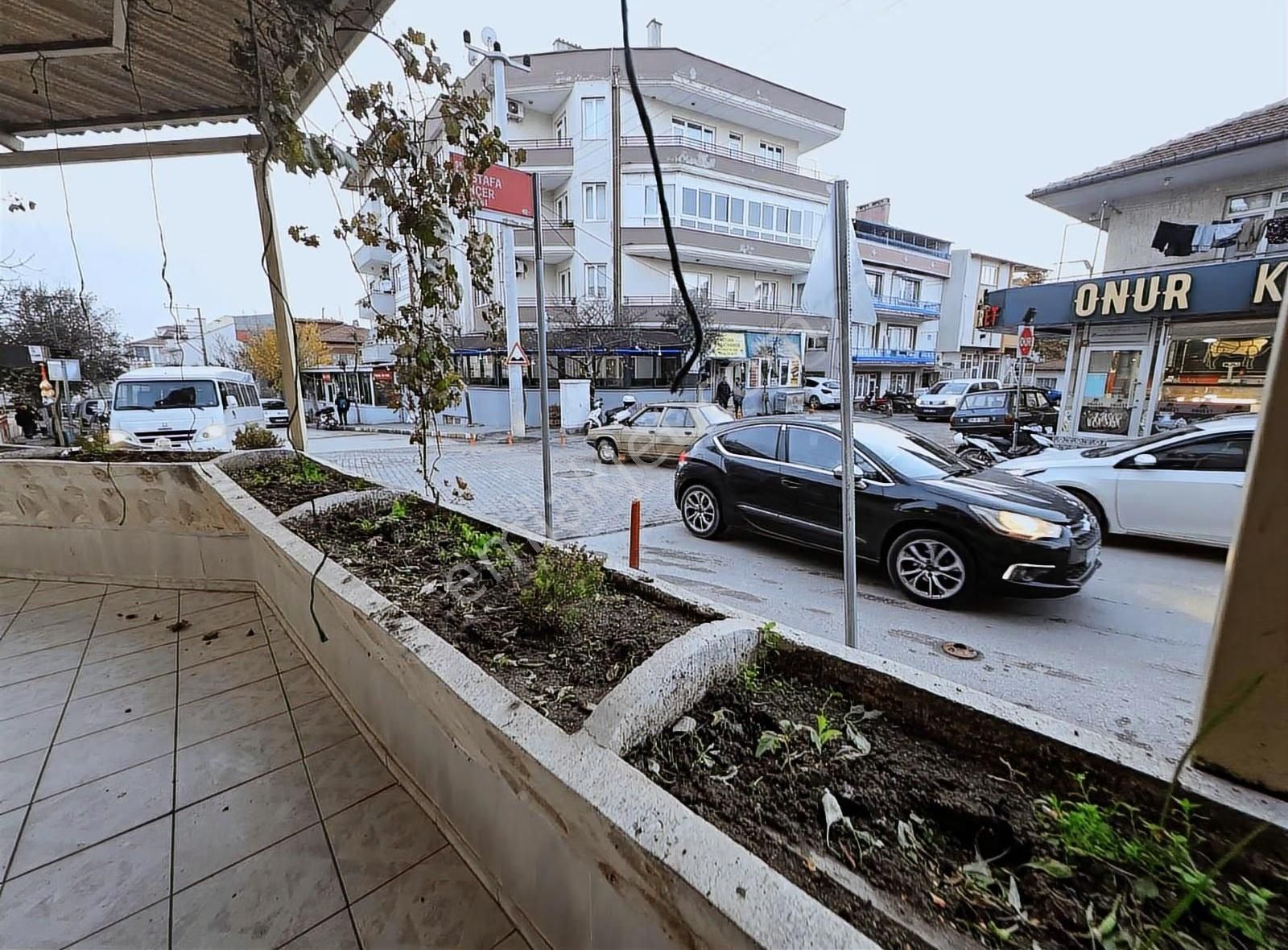 2 Caddeye Köşe Konumda 100 M2 Kiralık Dükkan - Görsel 2