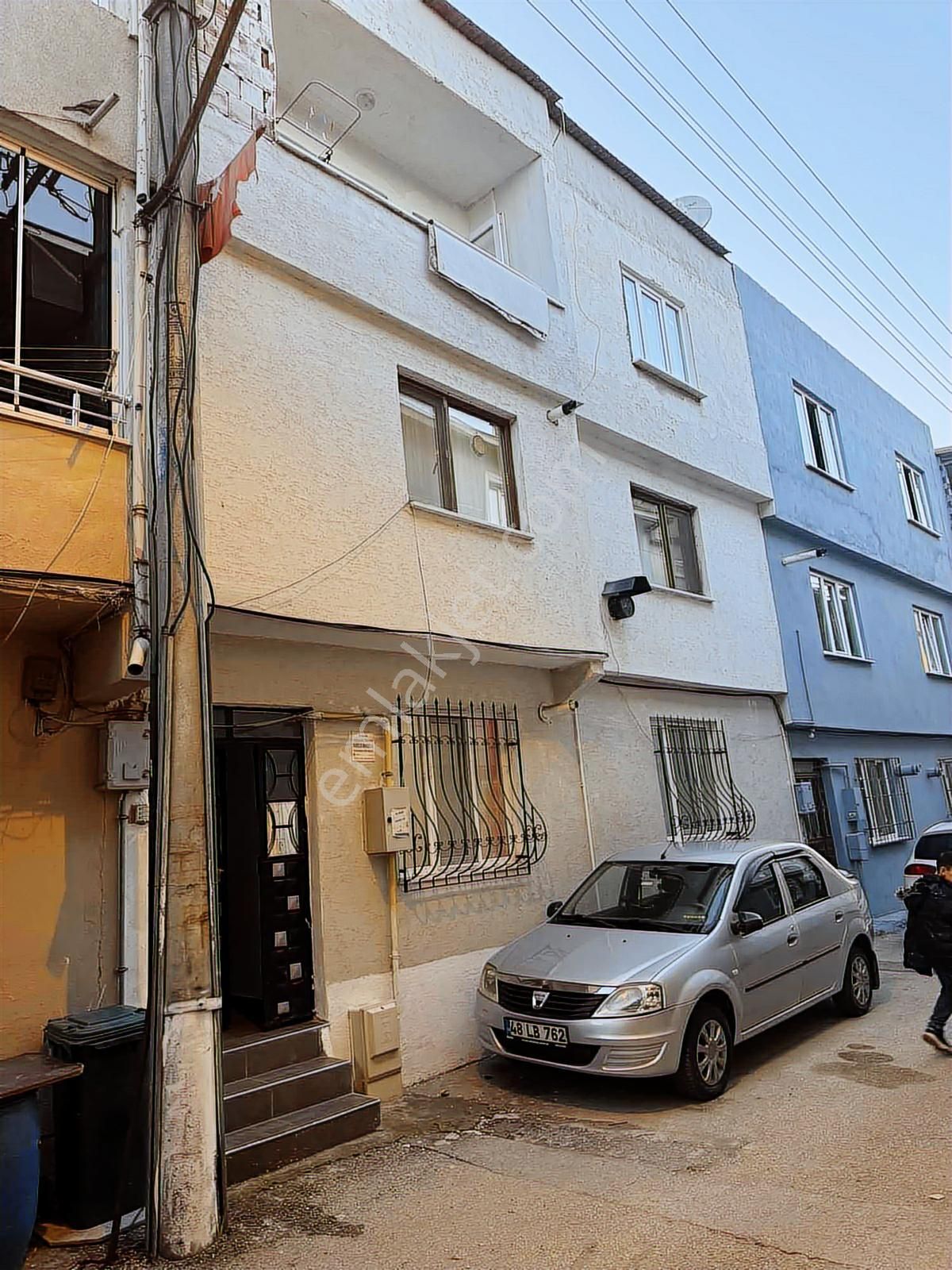 Hamitlerde Pazarın Dibinde 3 Katlı Müstakil Bina